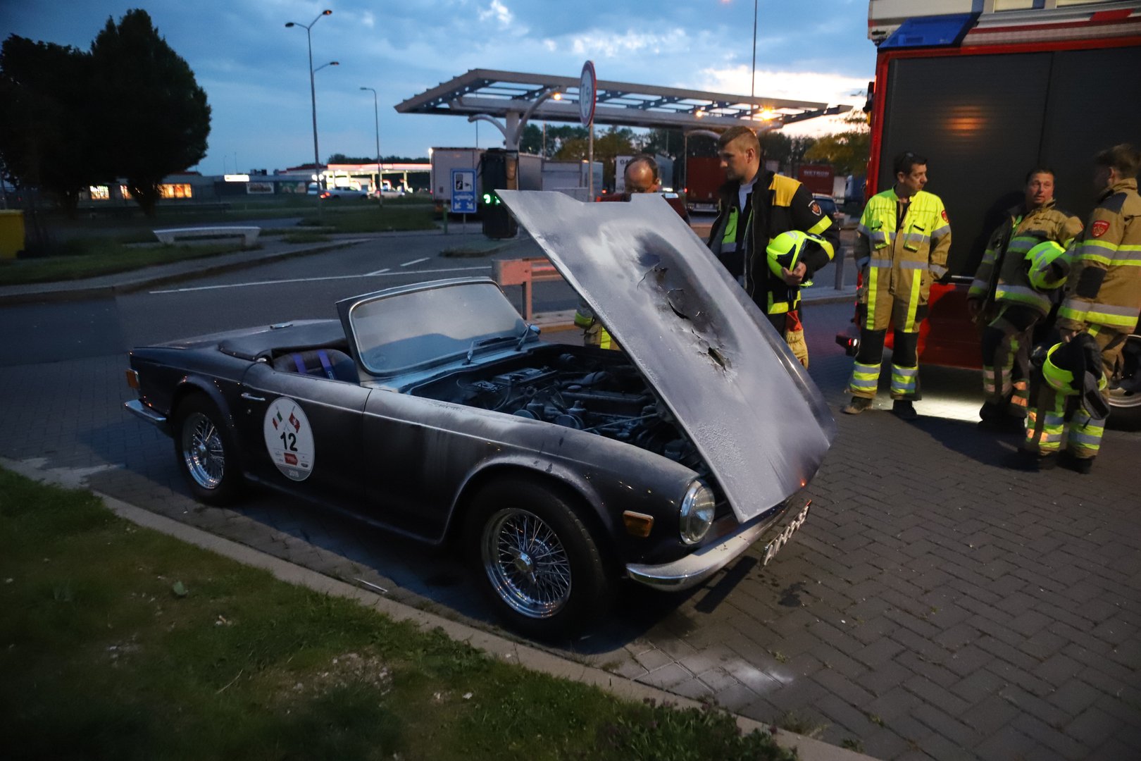 Oldtimer vliegt in brand op parkeerplaats