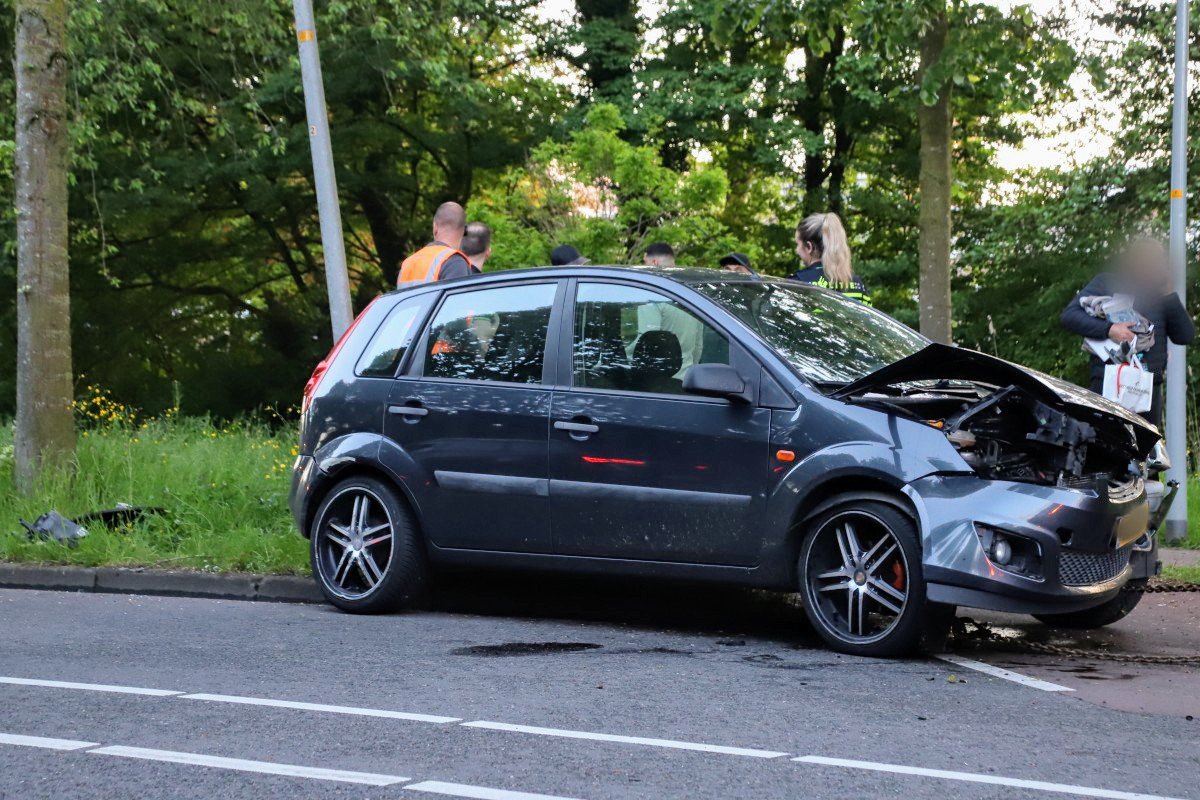 Auto komt tot stilstand tegen lantaarnpaal na botsing met andere auto