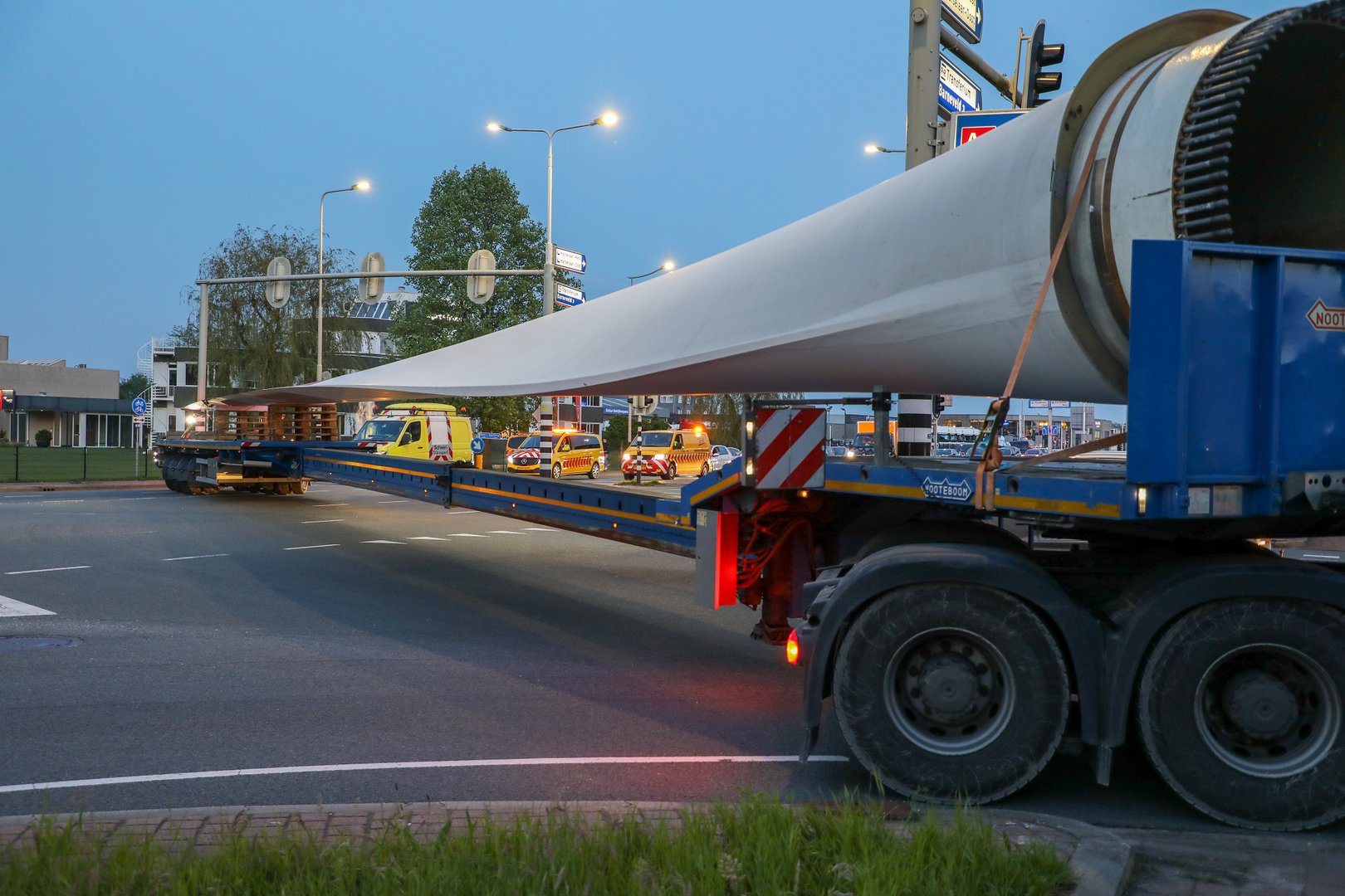 Verkeer stilgelegd voor transport wieken van windmolen