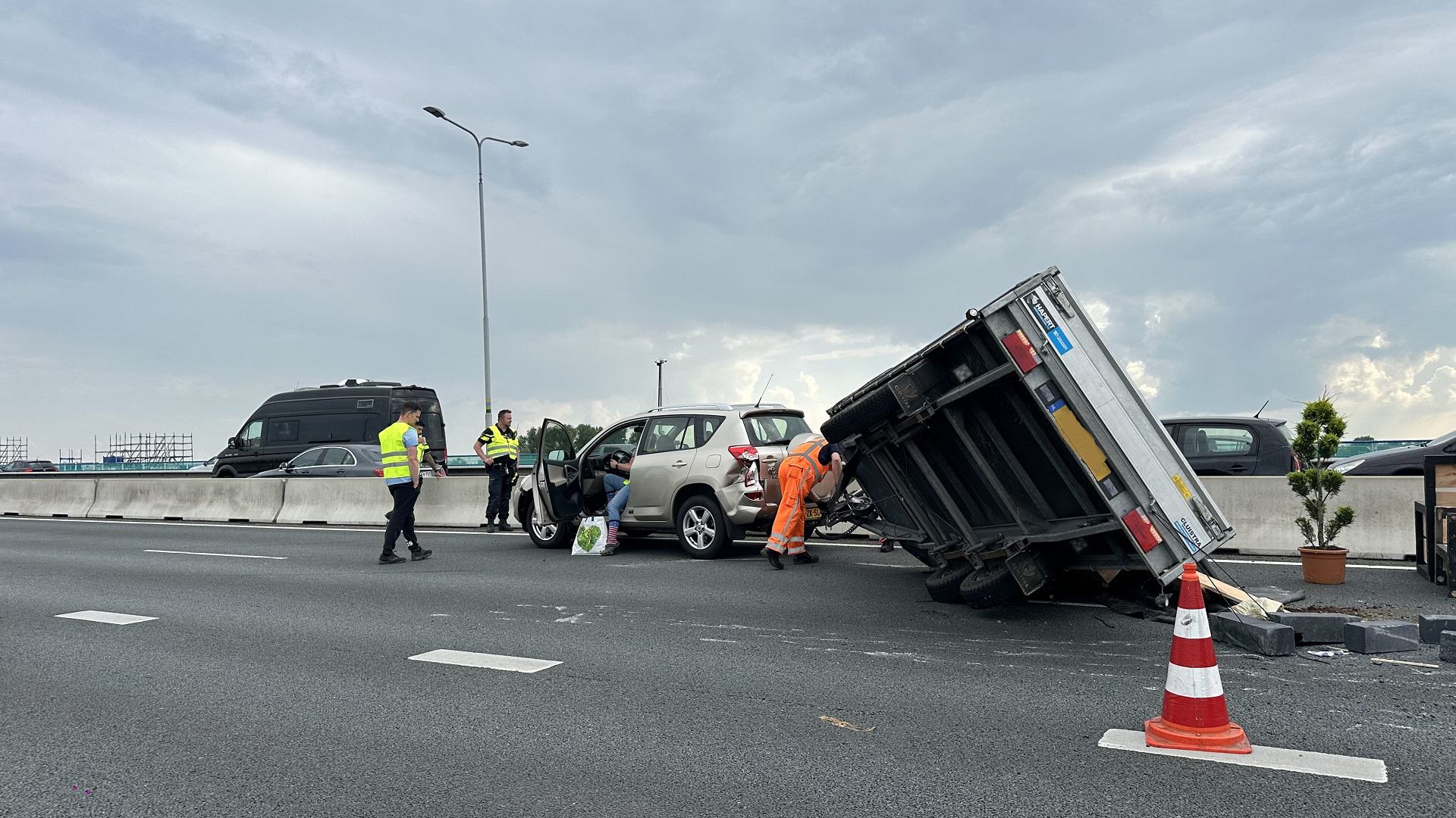 Auto met aanhanger schaart vlak voor Velperbroek