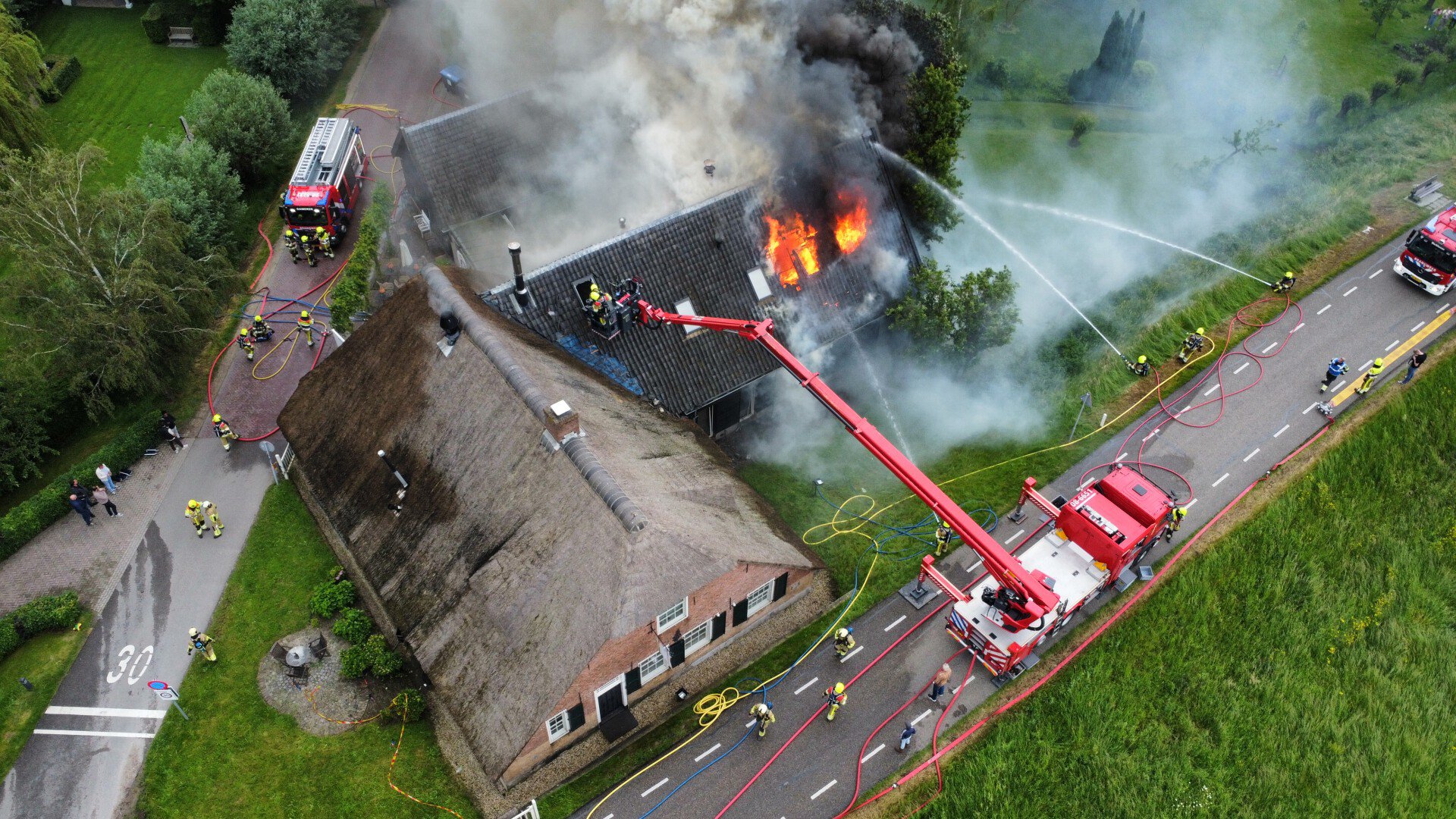 Restaurant met rieten dak in brand