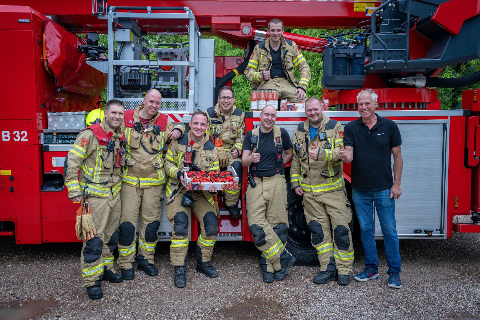 Blikseminslag bij De Stokhorst: teler bedankt brandweer met vers fruit en fruitsap