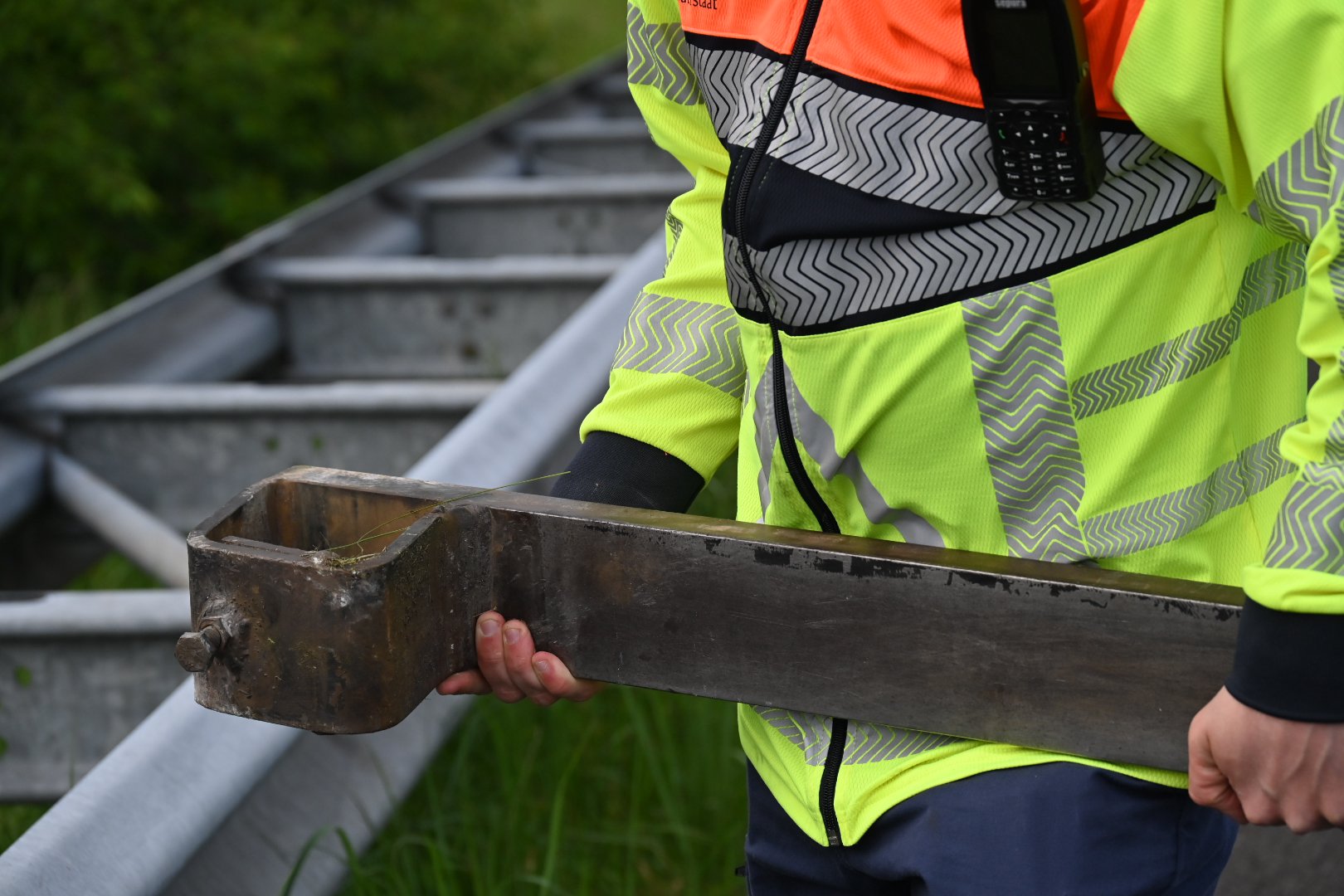 Vork van shovel belandt op snelweg: schade aan meerdere auto’s