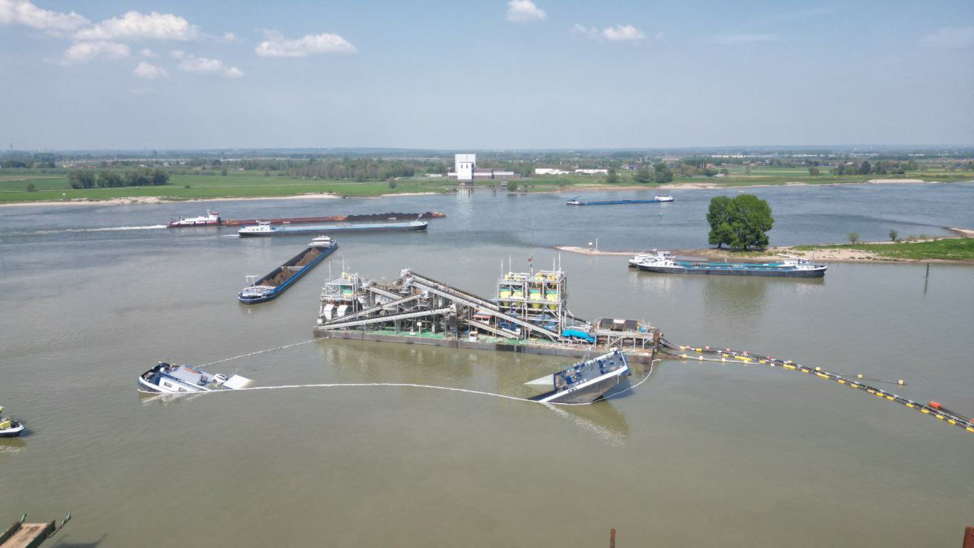 Schip breekt in tweeën bij zandwinning