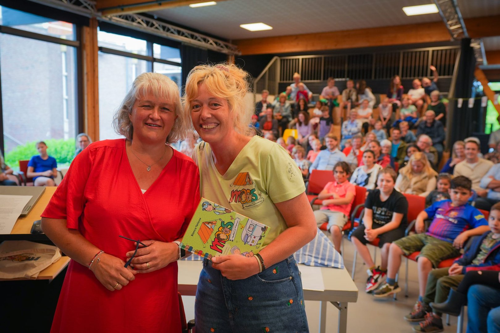 Juf Bianca showt haar nieuwe boek Moos