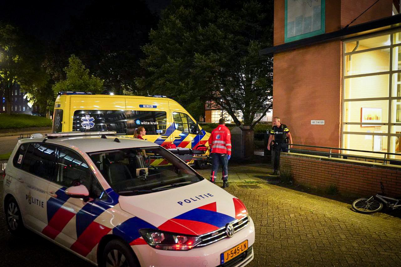 Schoten gehoord bij flat, gewonde naar ziekenhuis