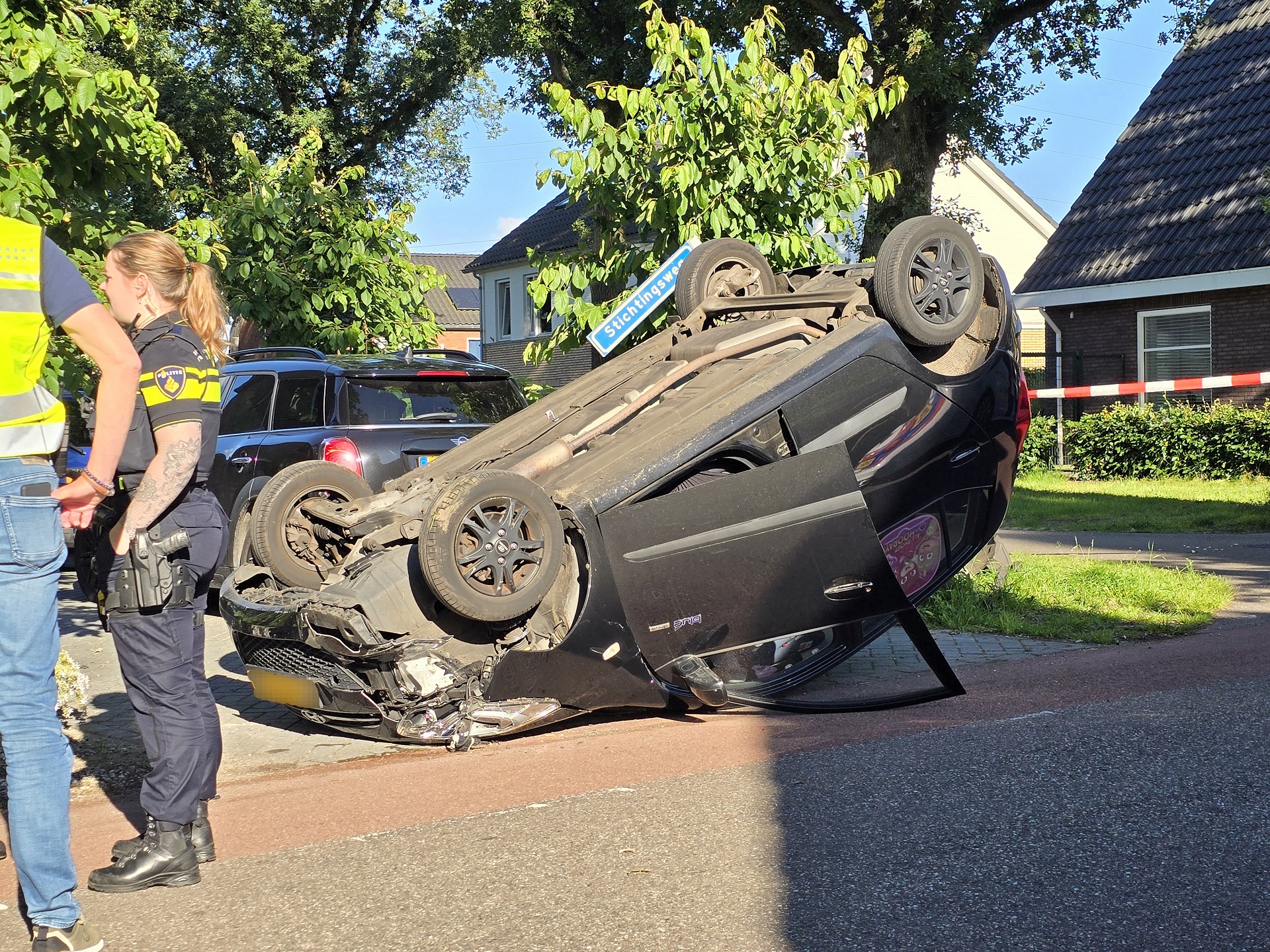 Auto vliegt over de kop, automobiliste gewond naar ziekenhuis