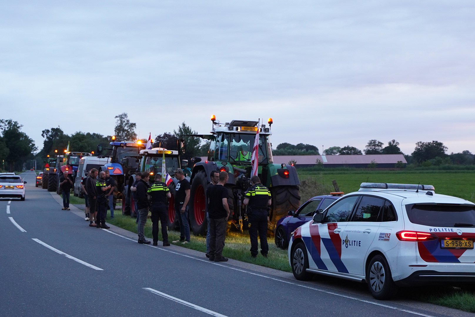 Boeren door politie van snelweg geplukt