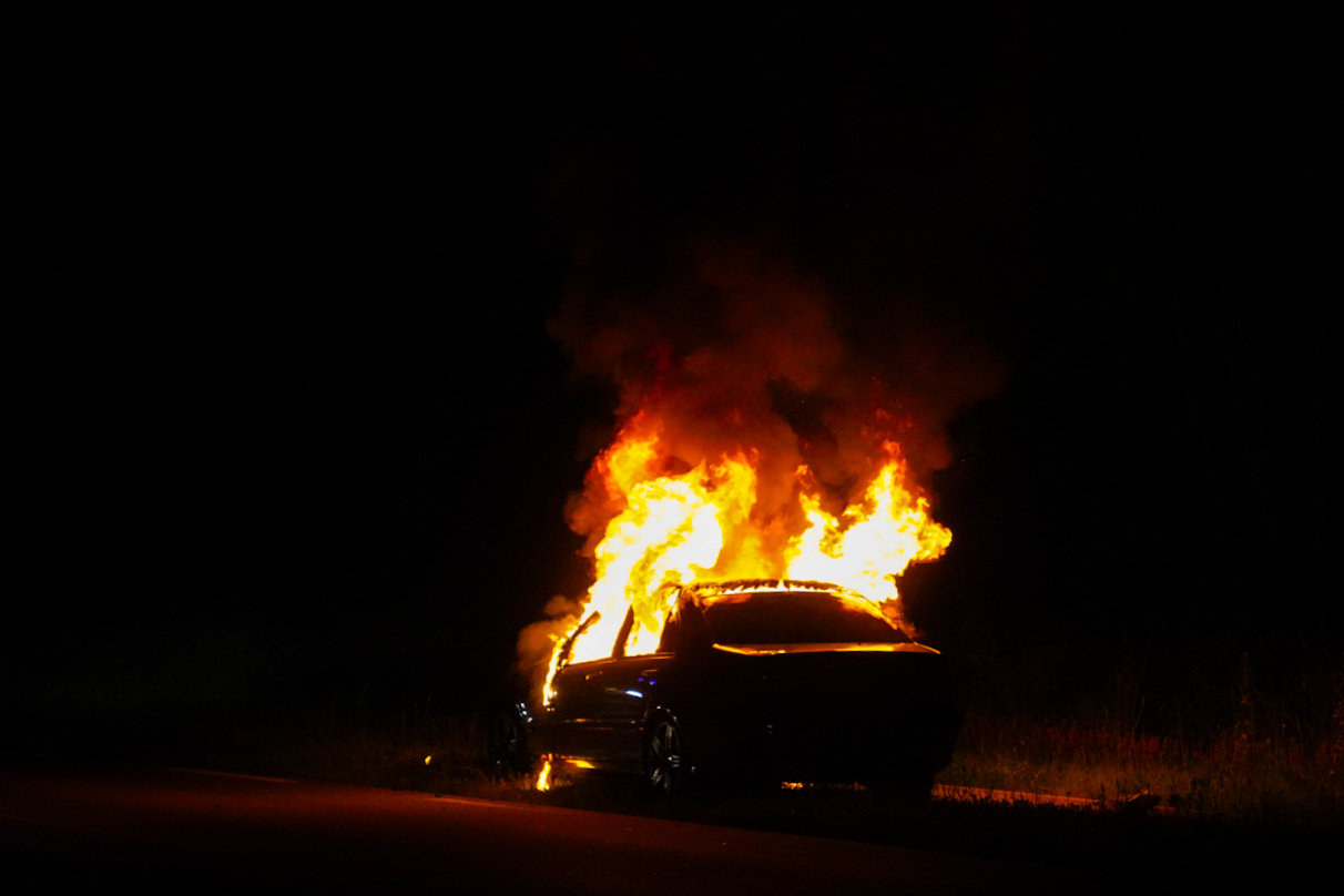 Auto vliegt in brand tijdens rijden