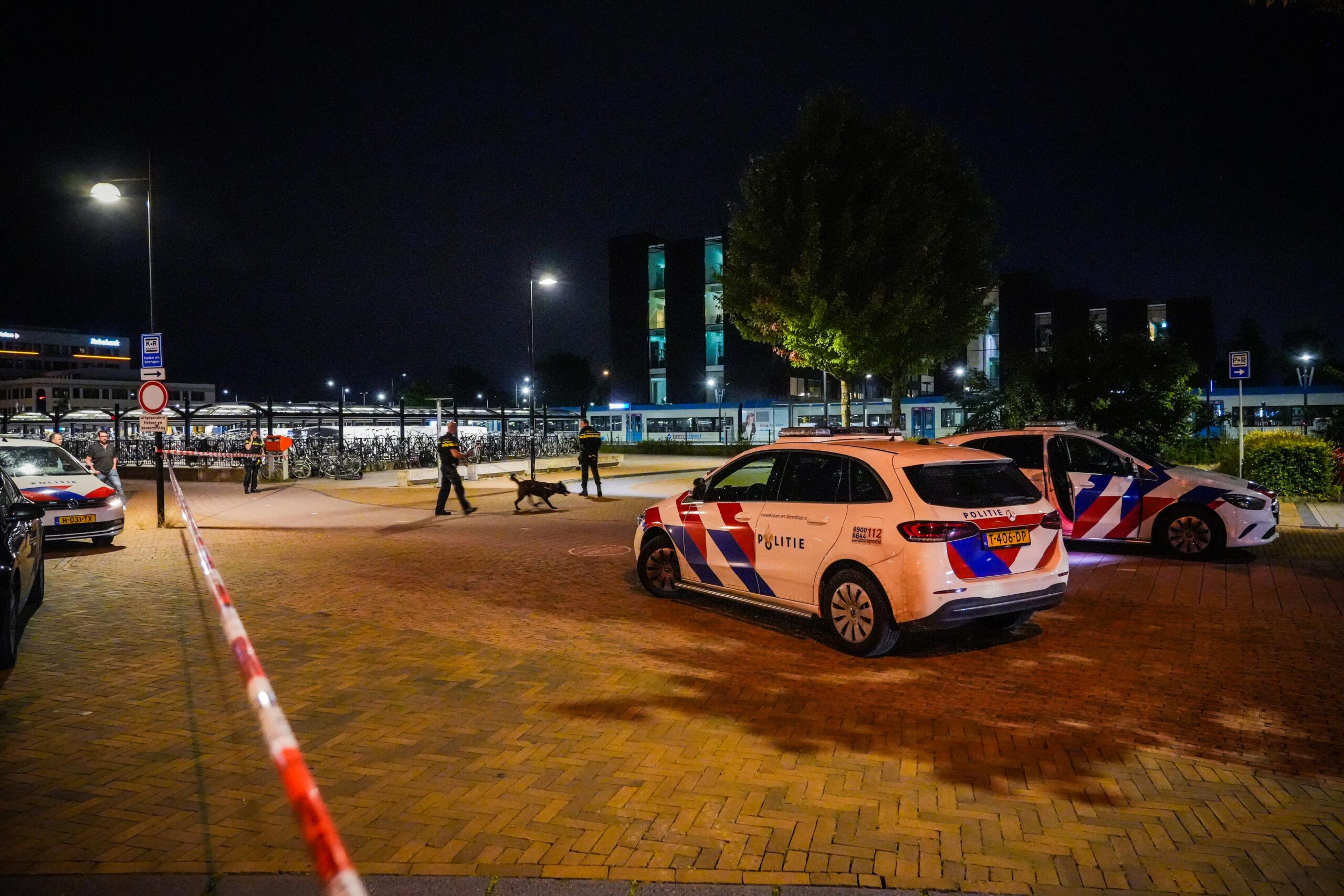 Station Doetinchem ontruimd na ‘dreiging’: politie neemt flessen wasbenzine en jas in beslag