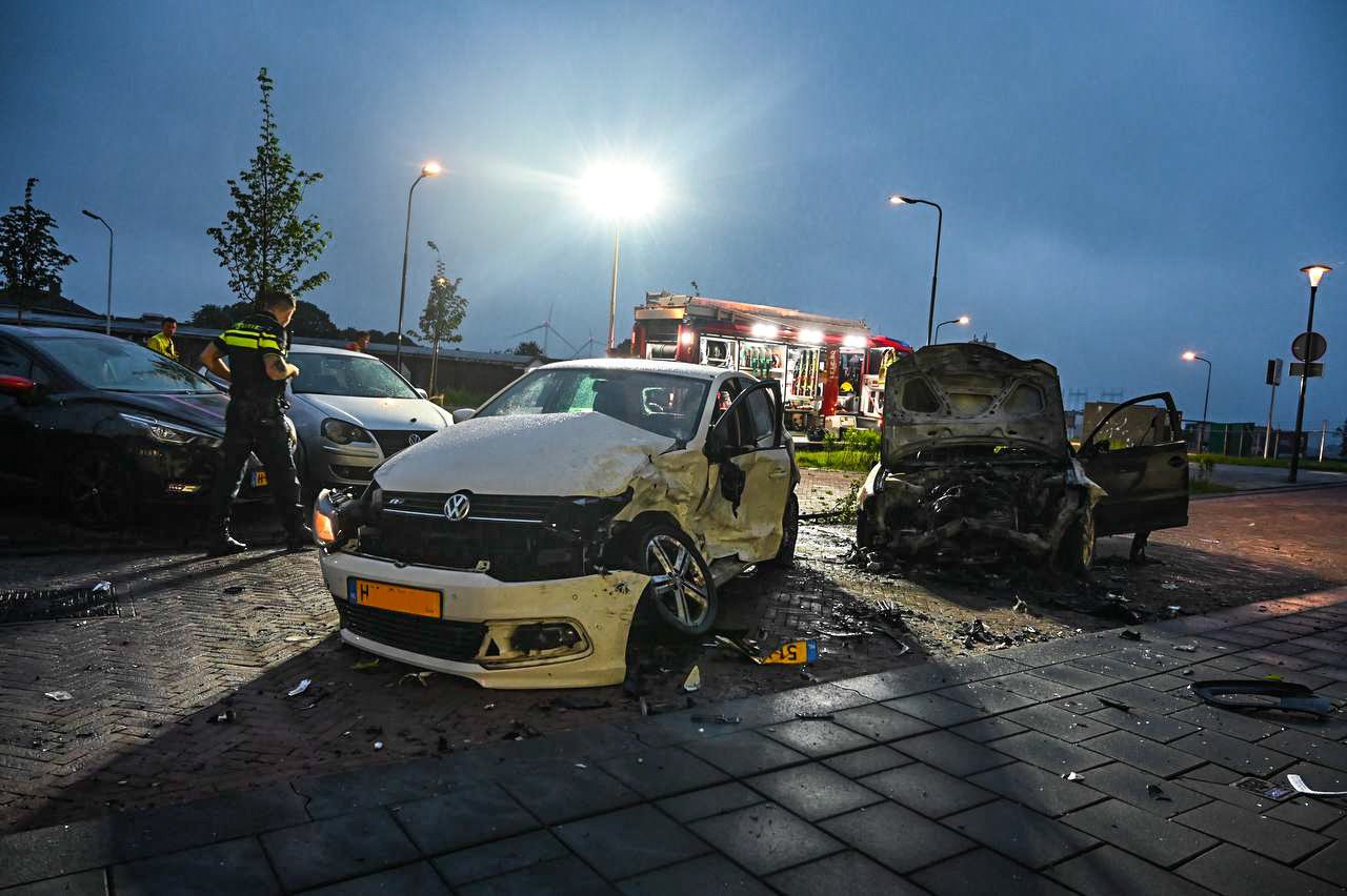 Auto ramt vier geparkeerde auto’s en vliegt in brand