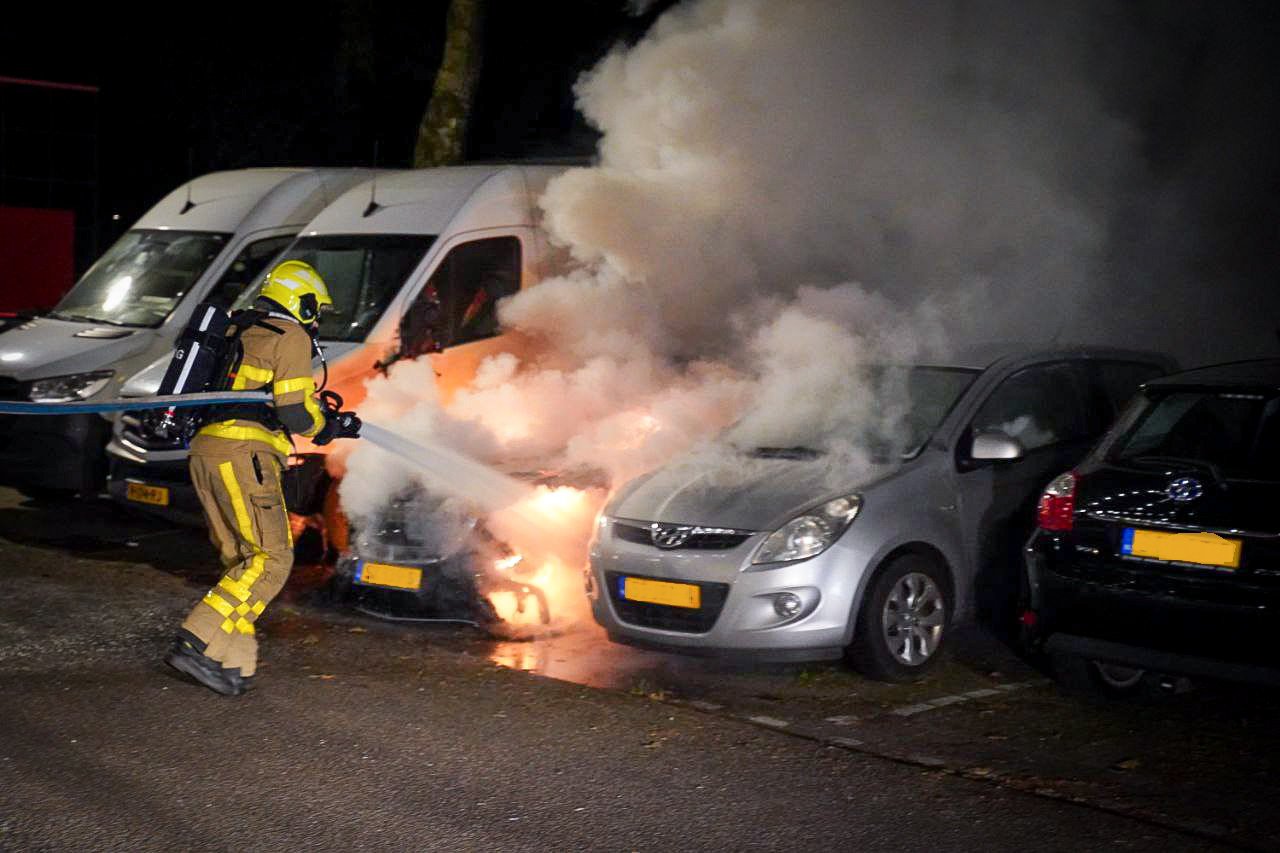 Auto vliegt in brand op parkeerplaats bij flat