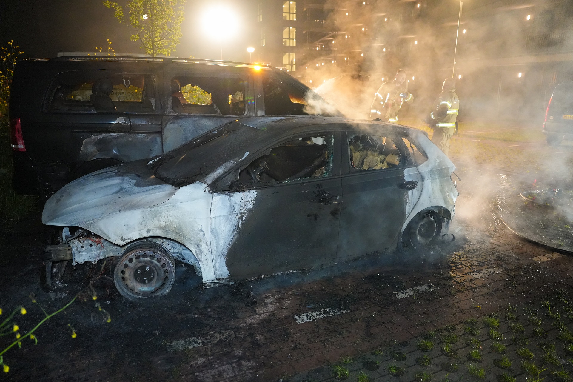 Auto en taxibus uitgebrand in Arnhem, mogelijk brandstichting