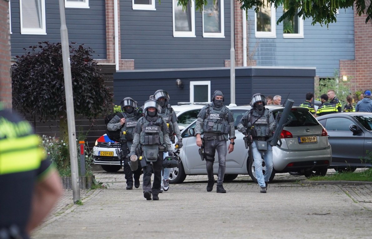 Arrestatieteam haalt persoon uit woning