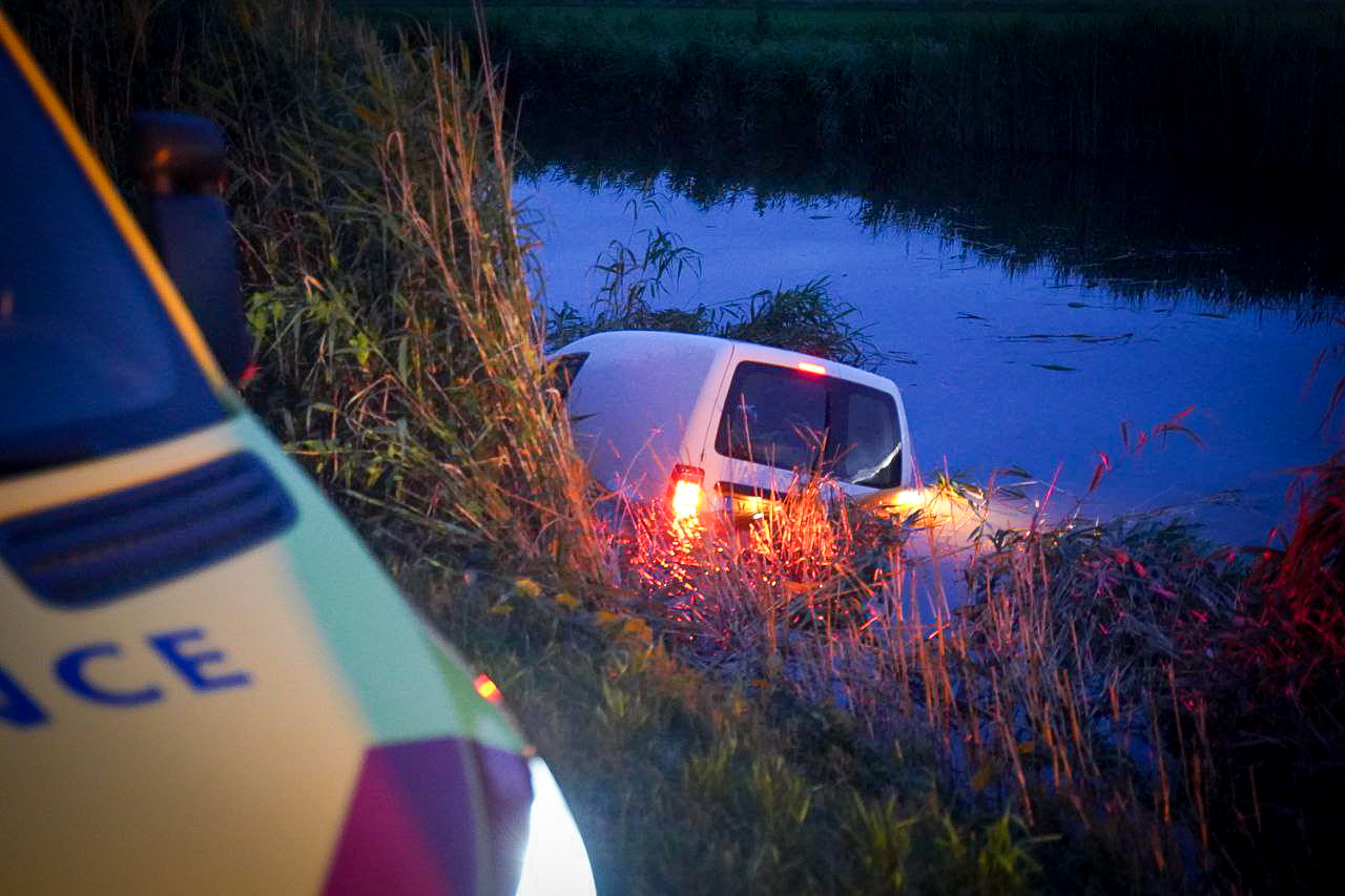 Bestelwagen raakt te water, bestuurder ongedeerd