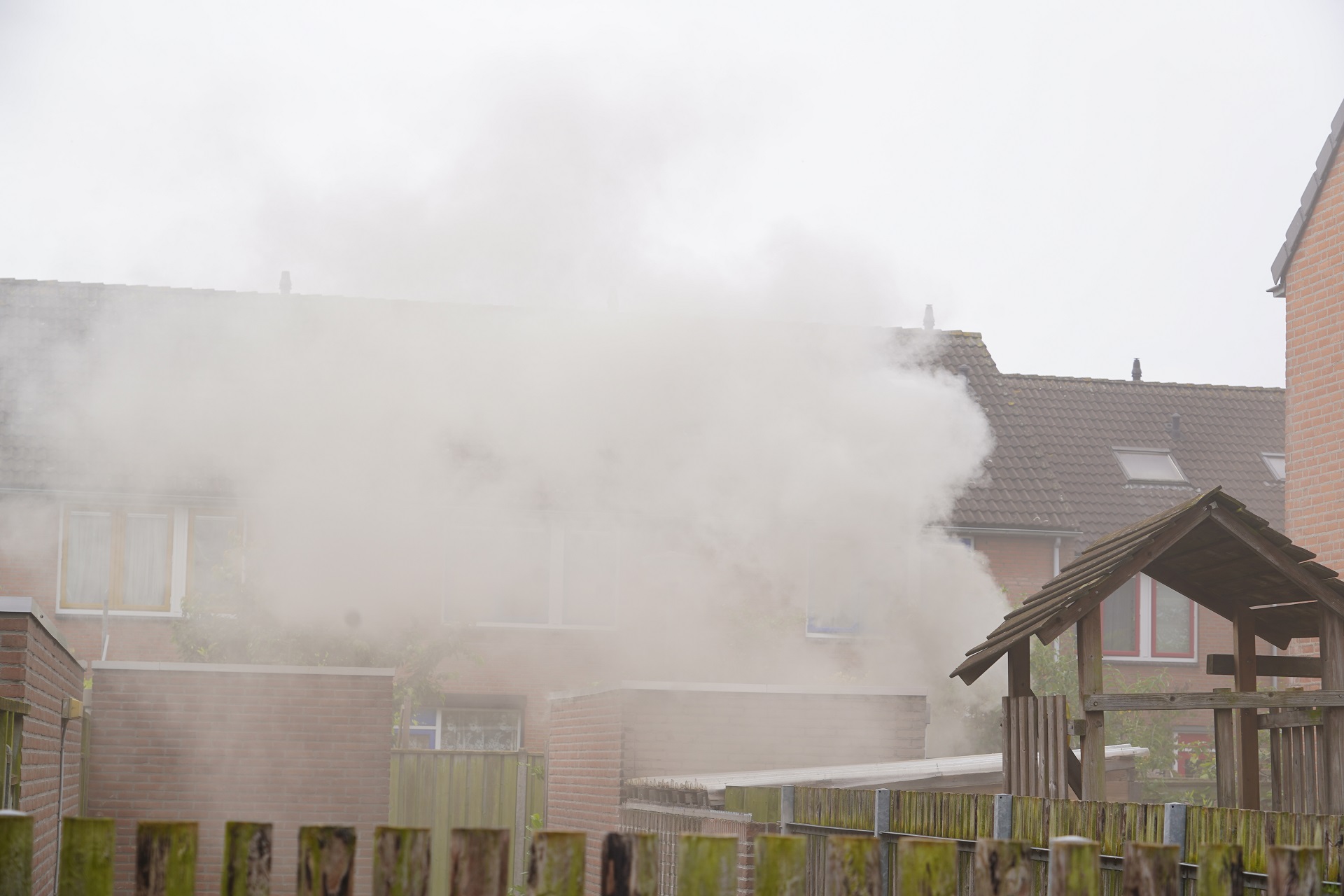 Veel rookontwikkeling vanwege brand in schuur achter woning