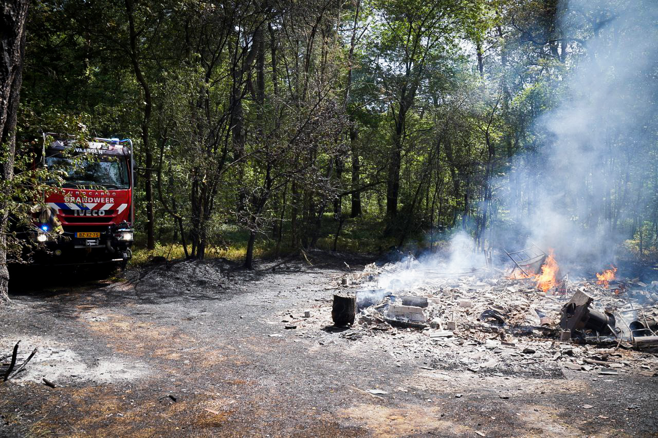 Huisje in bos door brand verwoest