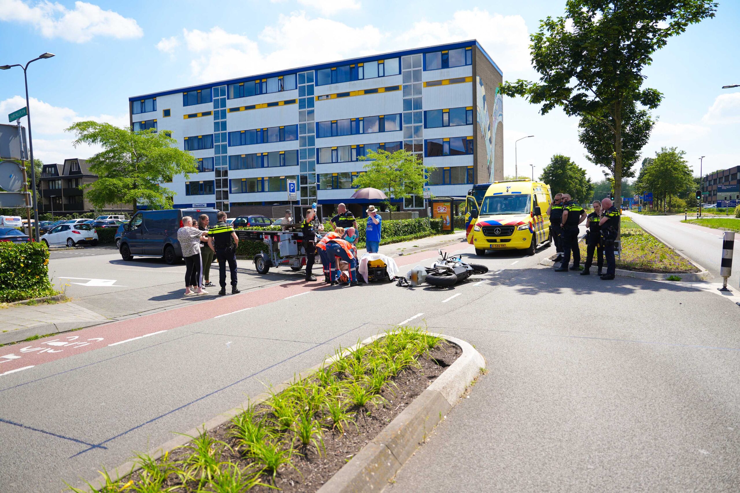 Motorrijder botst op aanhanger in Velp en raakt gewond