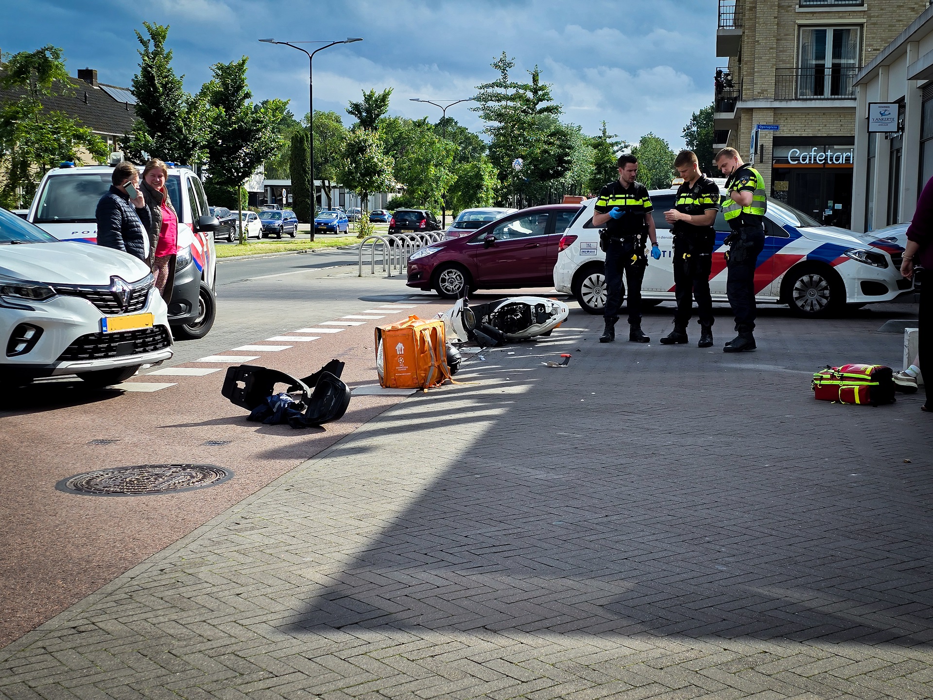 Bezorgscooter aangereden door auto