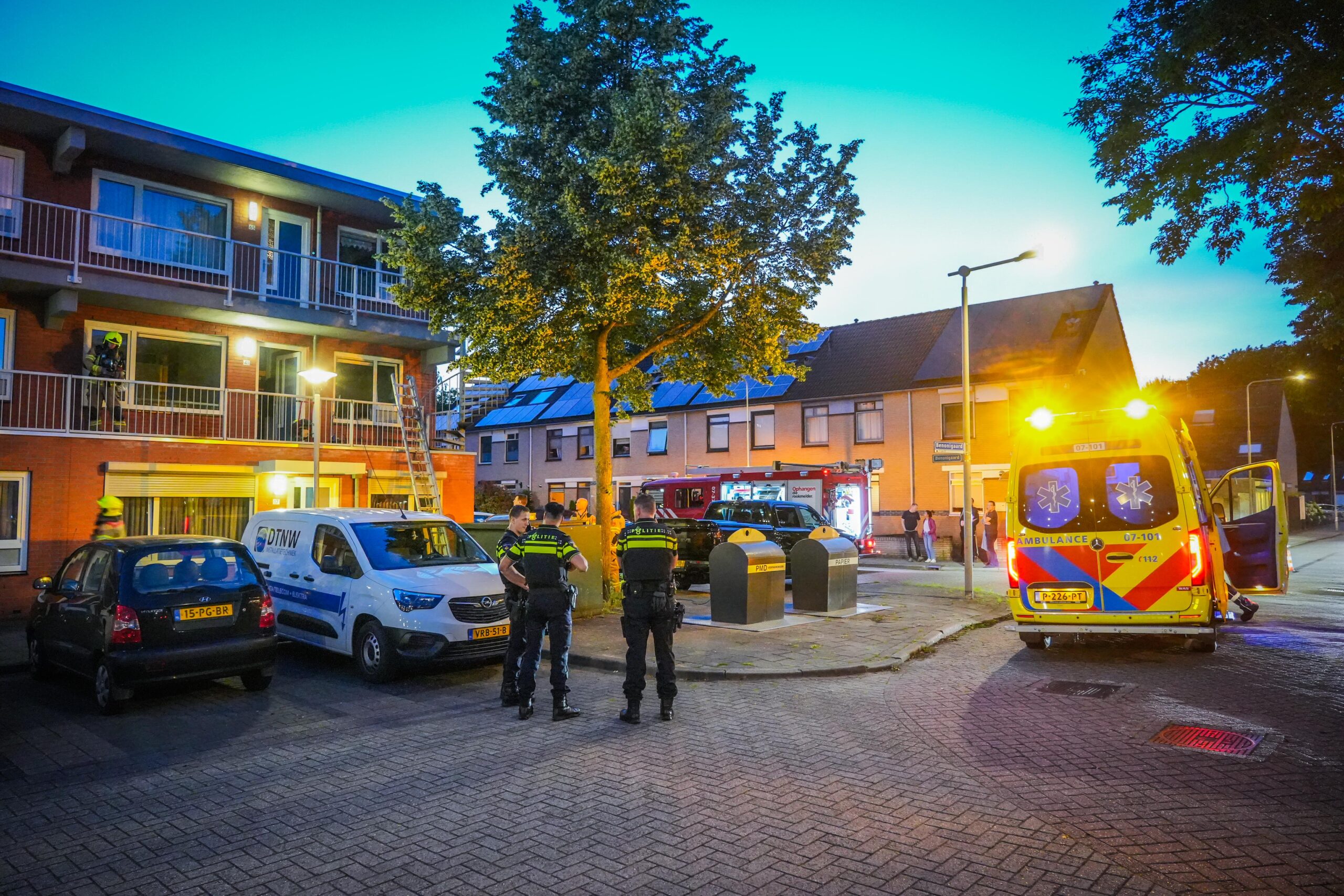 Brandweer haalt bewoner uit brandende woning