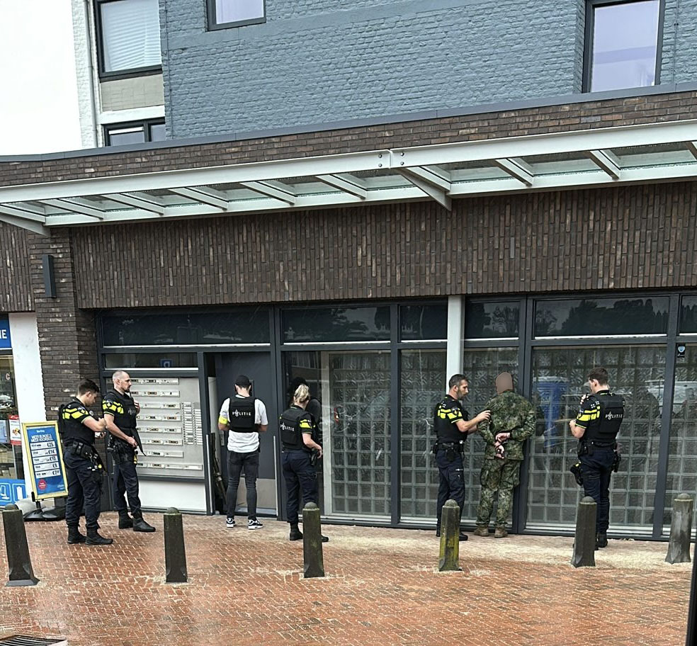 Man in camouflagekleding met vuurwapen aangehouden