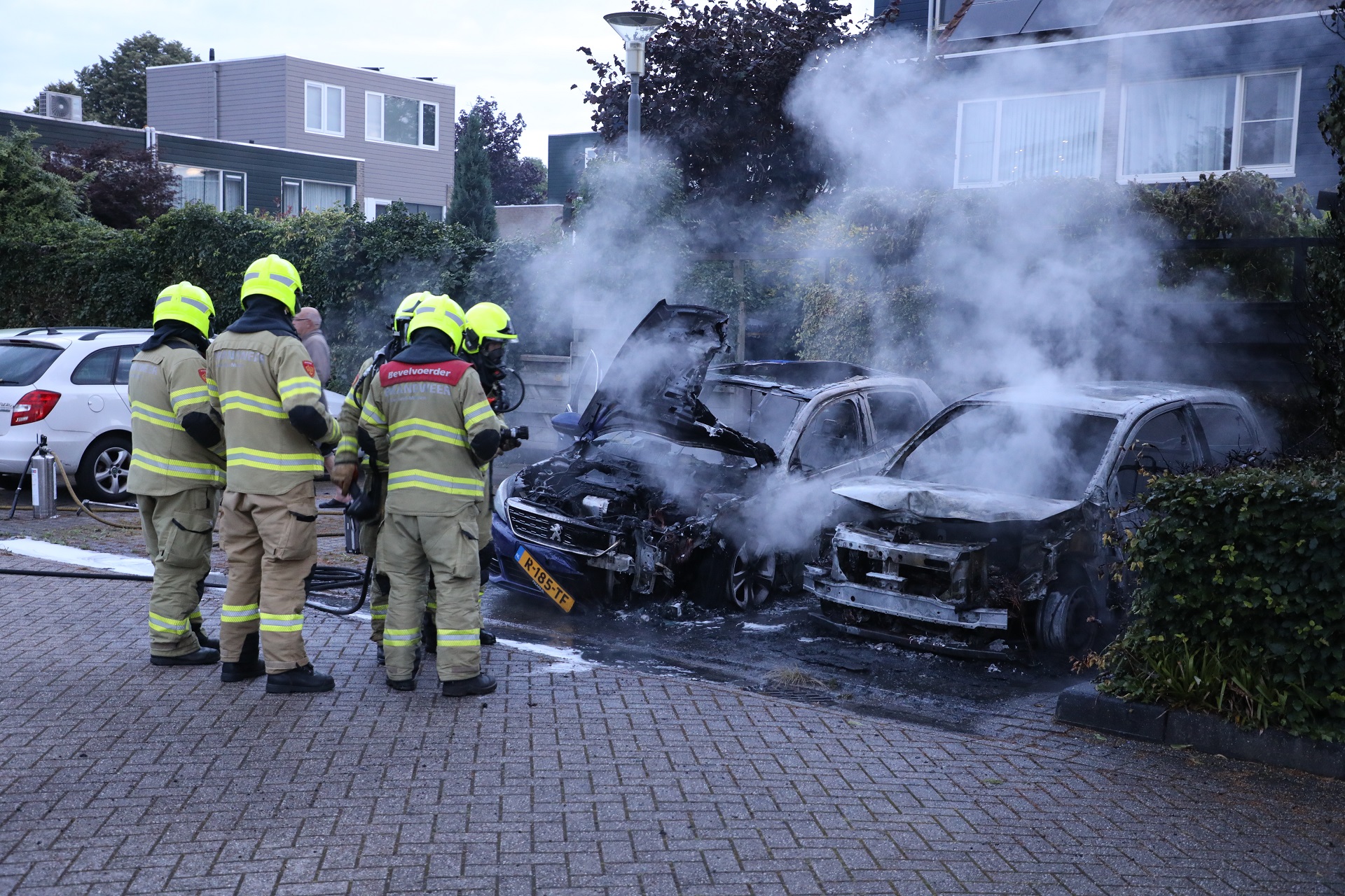 Twee auto’s uitgebrand, politie vermoedt brandstichting