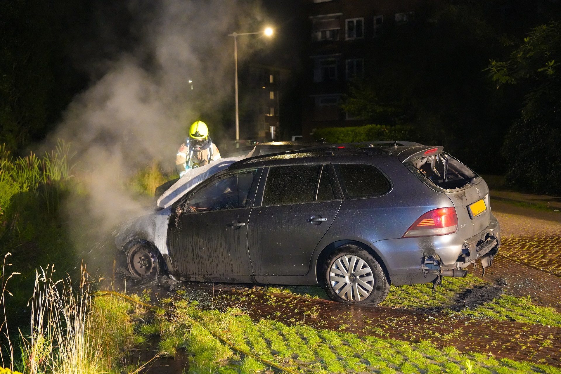 Auto uitgebrand in de Armhemse wijk Statenkwartier