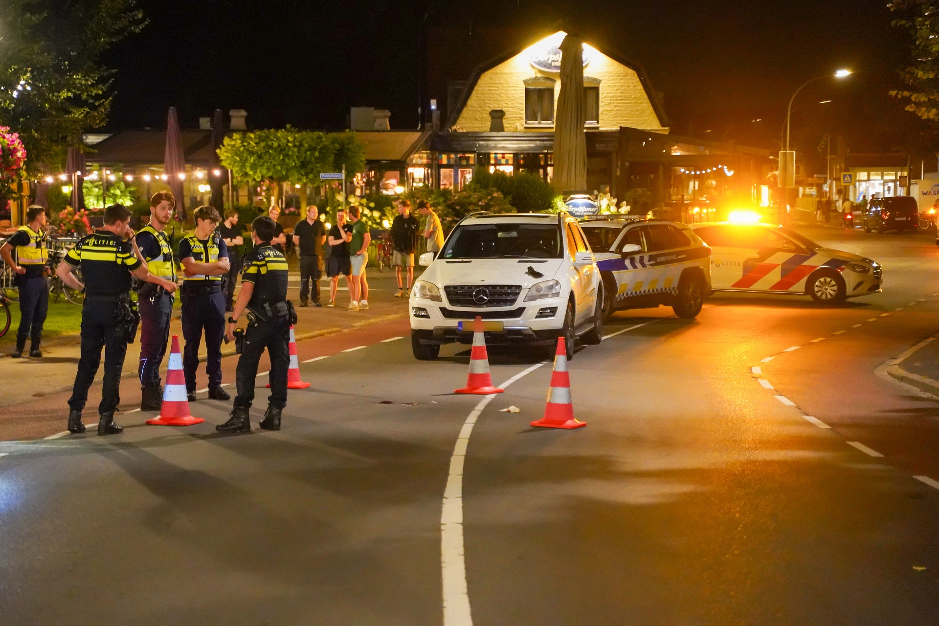 Voetganger steekt plotseling de straat over en wordt aangereden: slachtoffer ernstig gewond