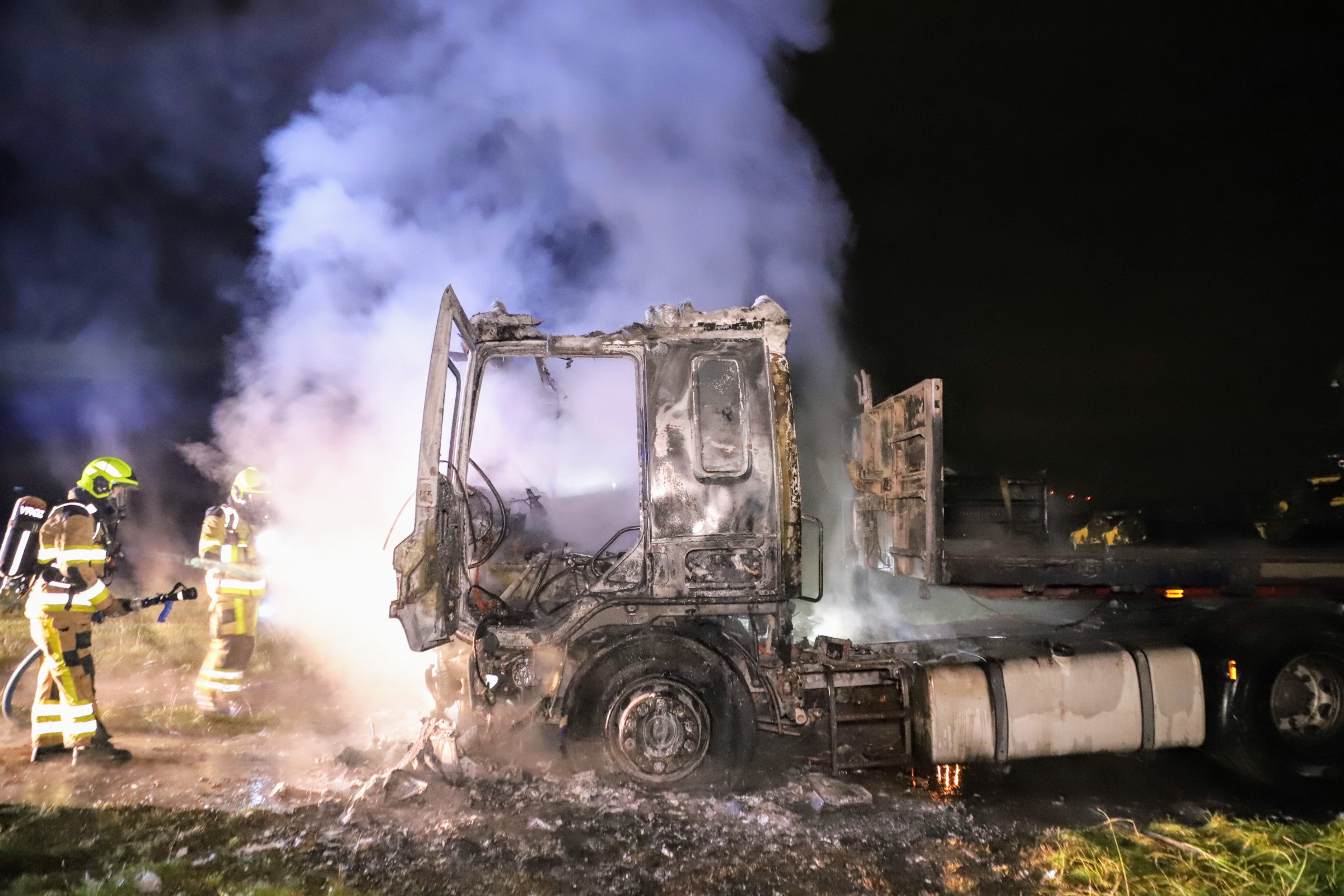 Vrachtwagen in weiland volledig uitgebrand