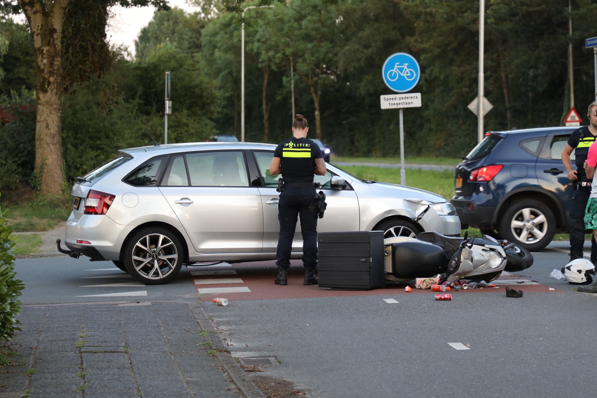 Bezorgscooter botst tegen auto op oversteekplaats