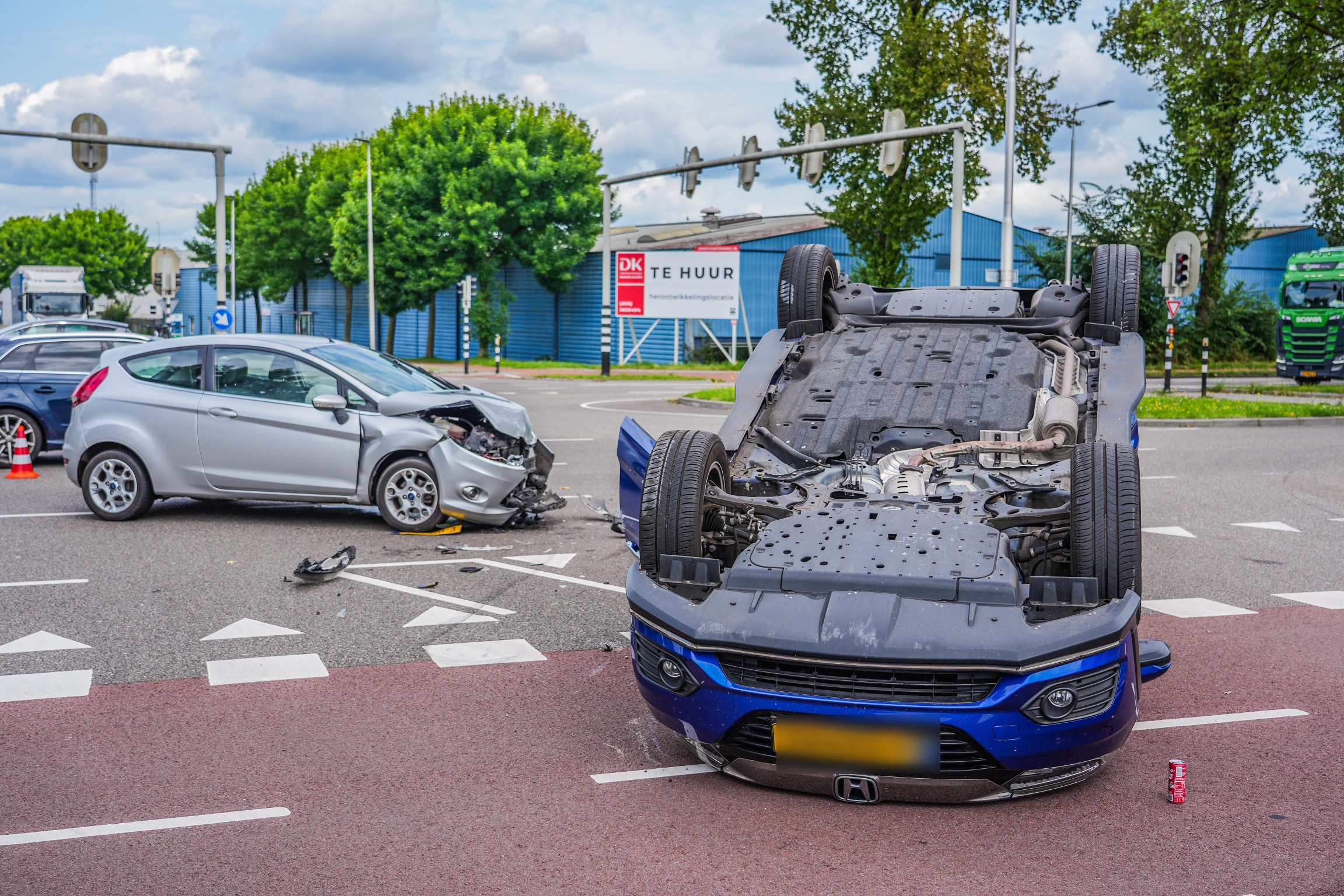 Auto slaat over de kop bij ongeval in Arnhem