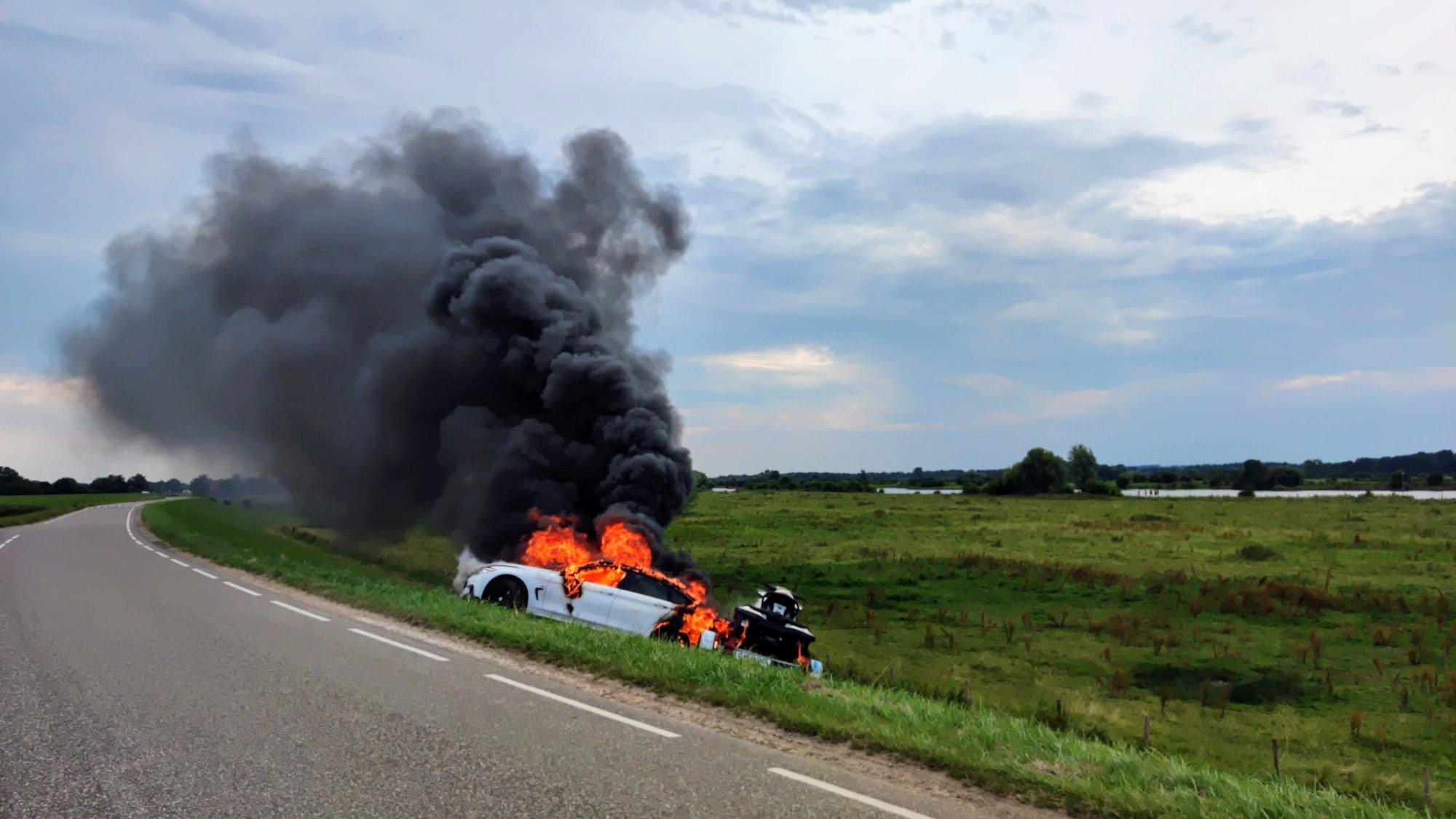 Personenauto met jetski vliegt in brand