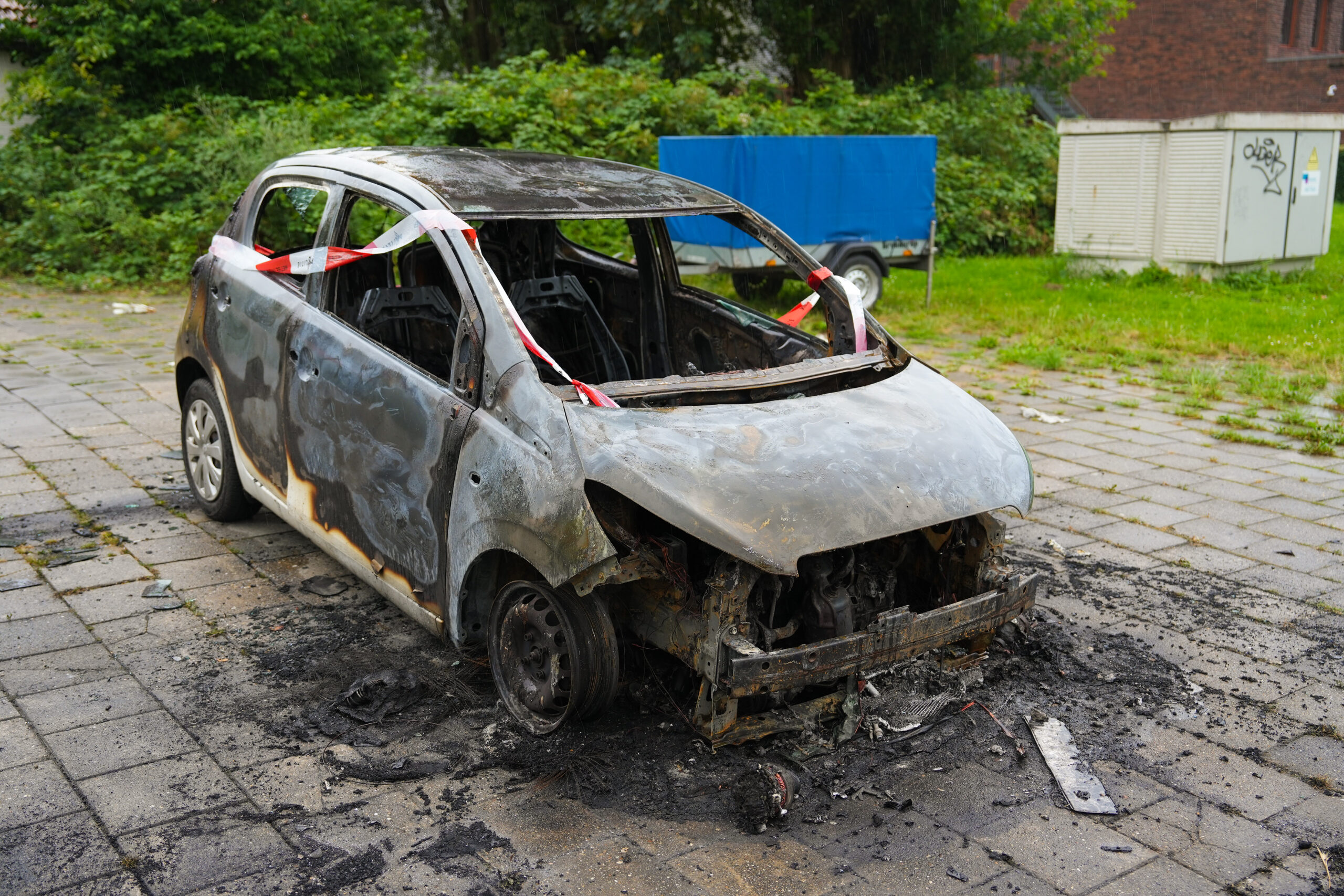Auto volledig uitgebrand op parkeerplaats in Arnhem