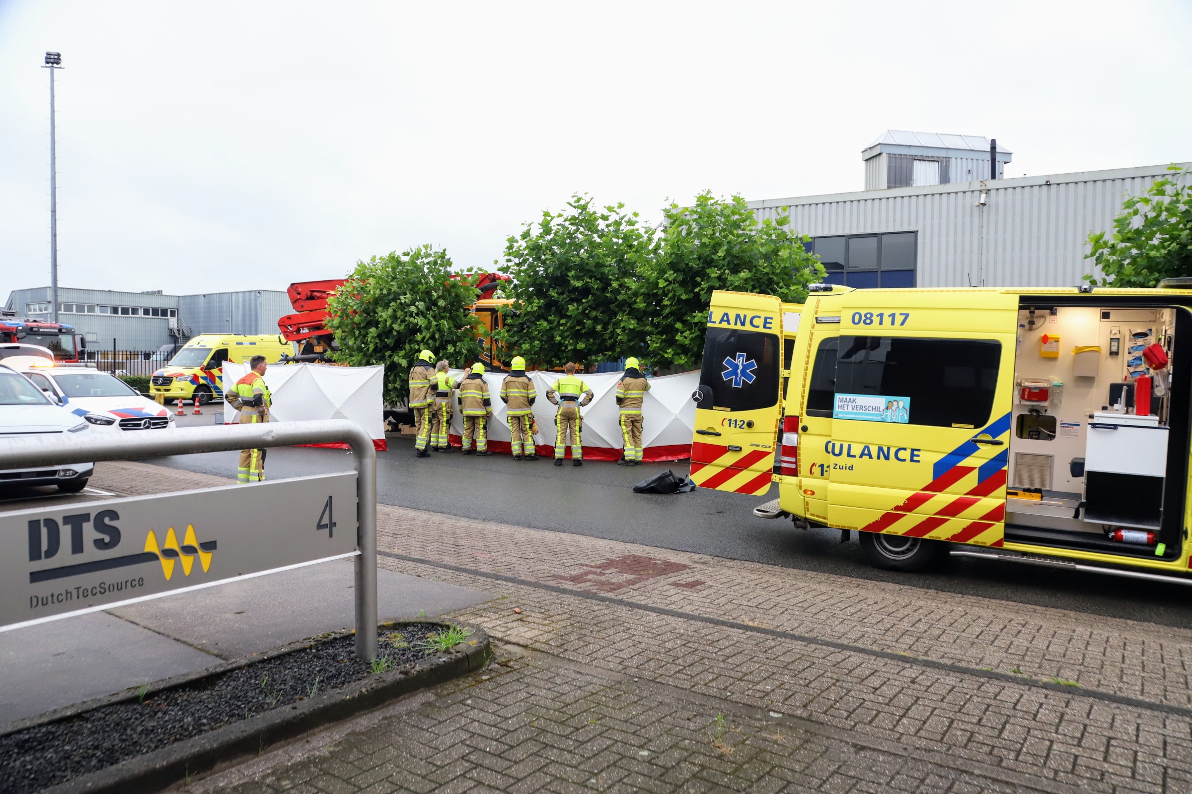 Betonwagen botst tegen boom en container, chauffeur gereanimeerd