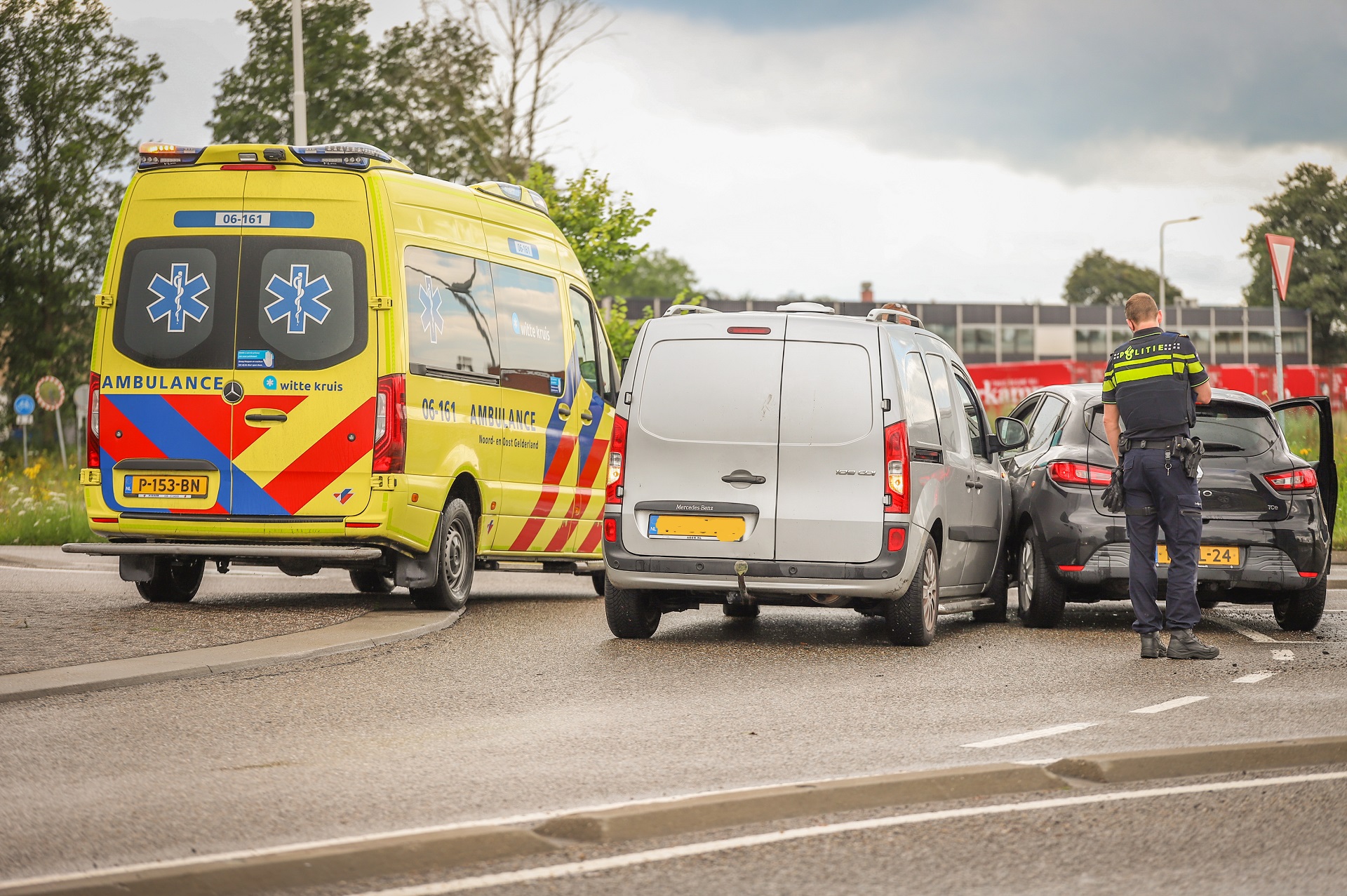 Verkeershinder na ongeval op rotonde