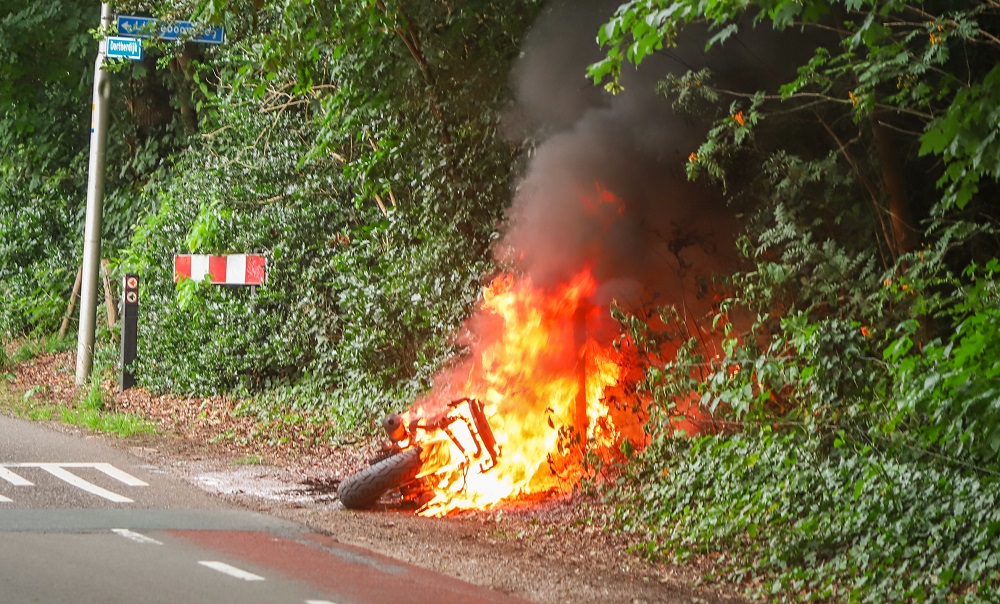 Motorrijder schrikt als zijn motor onder het rijden in brand vliegt