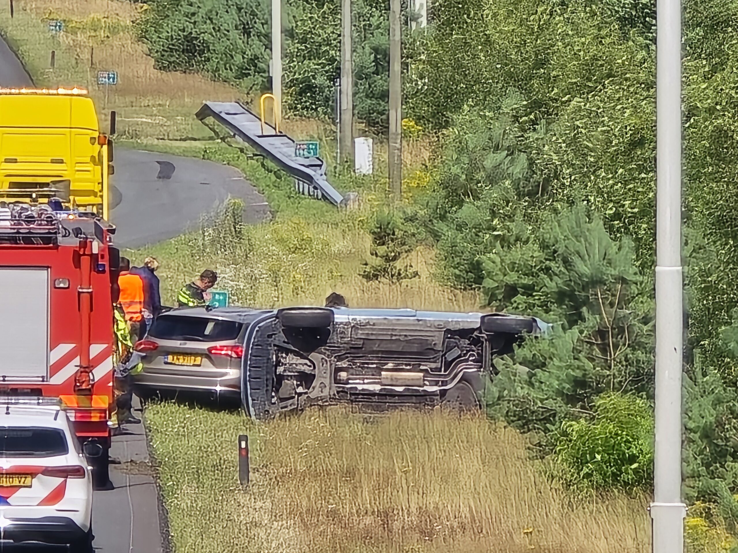 Auto op z’n kant na ongeval op A50