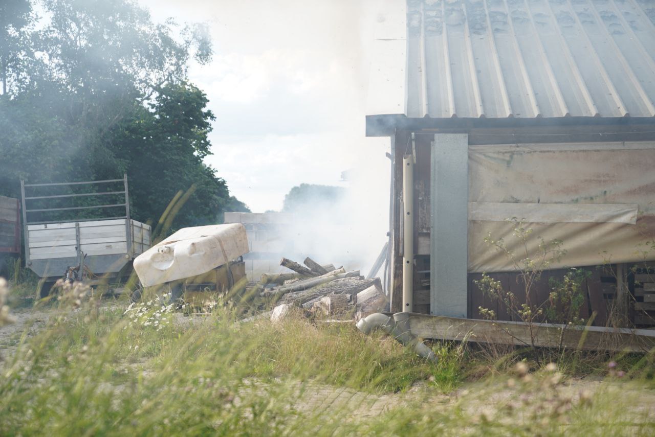 Heftruck vliegt in brand in stal, brandweer schaalt op naar ‘grote brand’