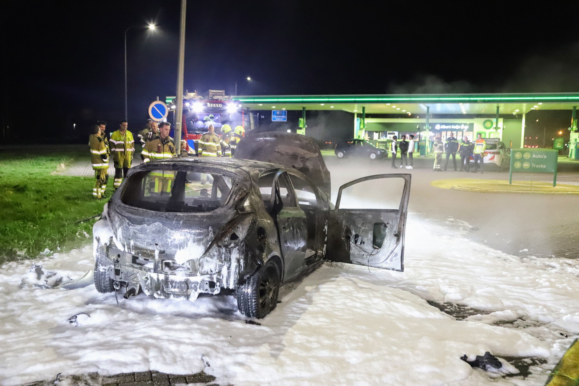 Auto vliegt in brand bij tankstation langs snelweg