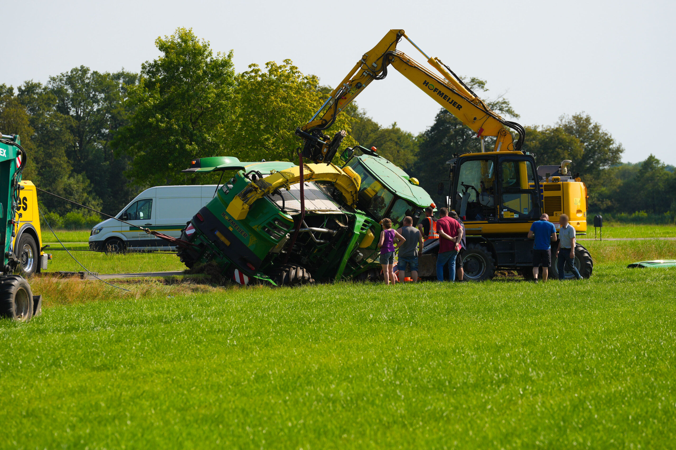 Hakselaar raakt van de weg en komt in sloot terecht