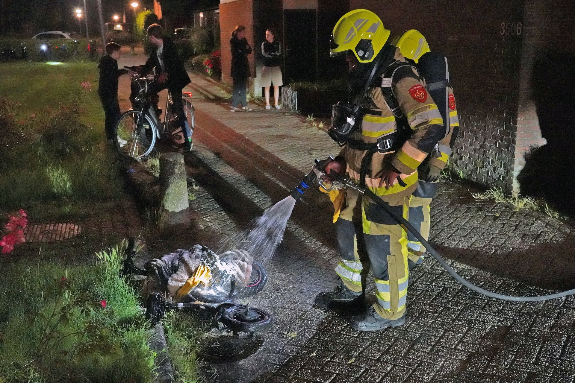 Accu van elektrische fiets ontploft in woning en vliegt in brand, bewoners schrikken wakker