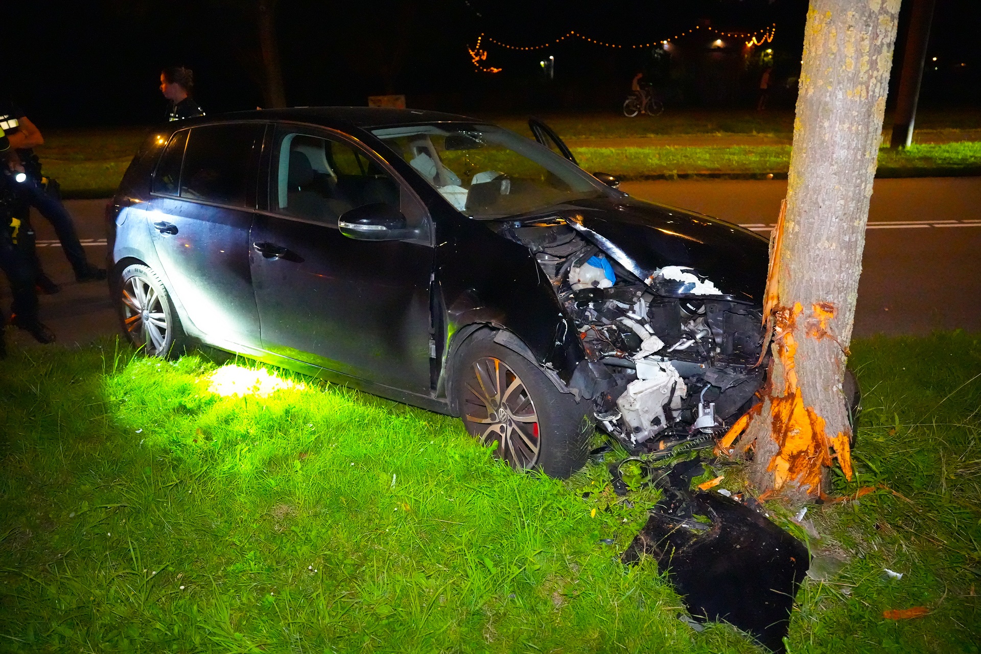 Automobilist gewond na botsing tegen boom in Arnhem