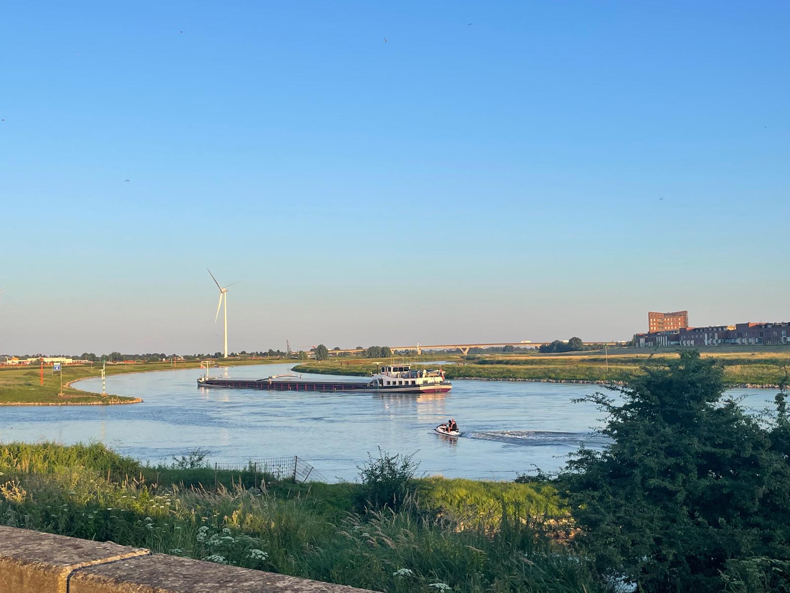 Vader en zoon op bootje omgeslagen in de Nederrijn