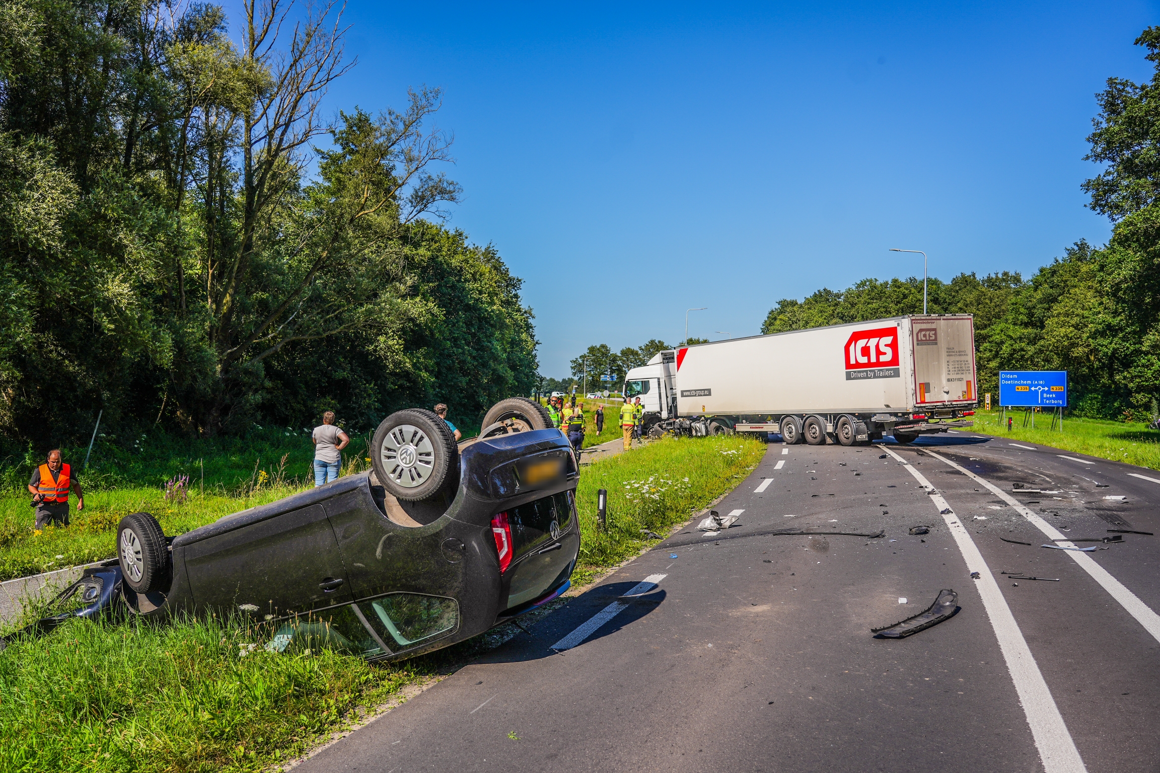 Automobiliste valt in slaap, frontale aanrijding met vrachtwagen