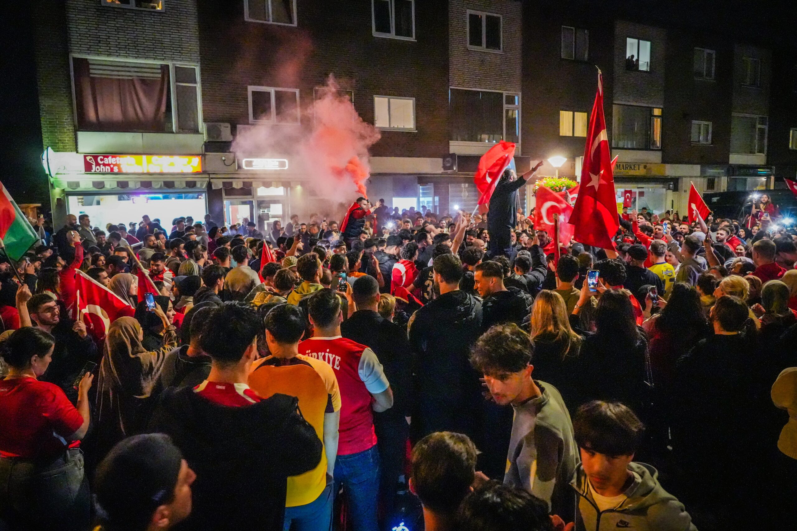Feest op straat in Arnhem na overwinning Turkije
