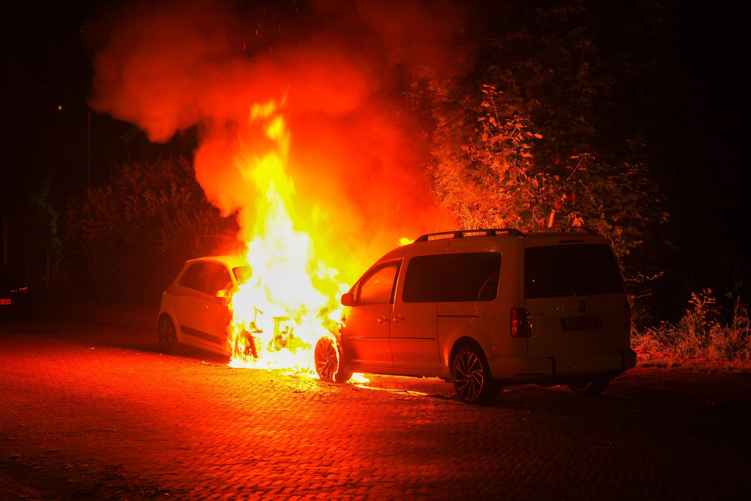 Vier autos verwoest door branden in Arnhem