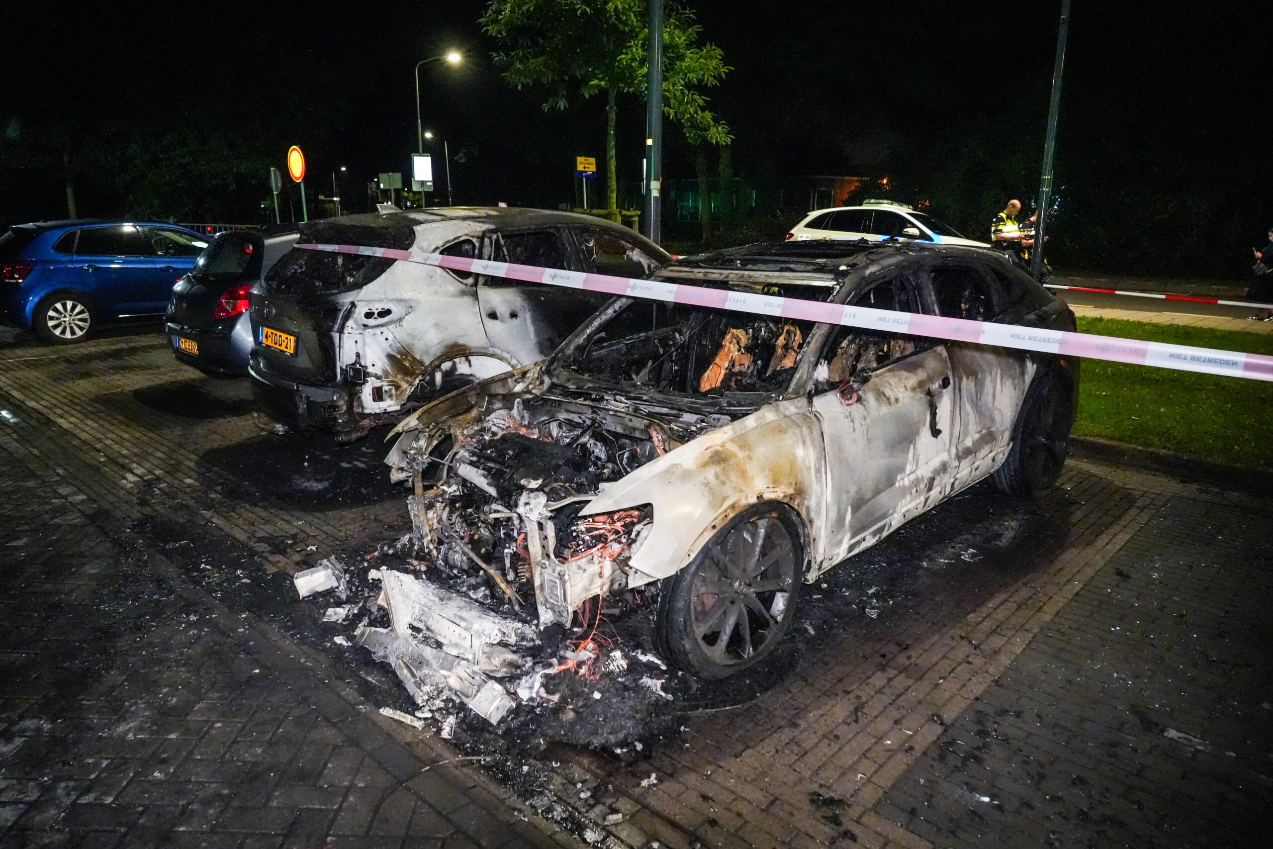Auto’s vliegen in brand Duiven, eigenaar op vakantie