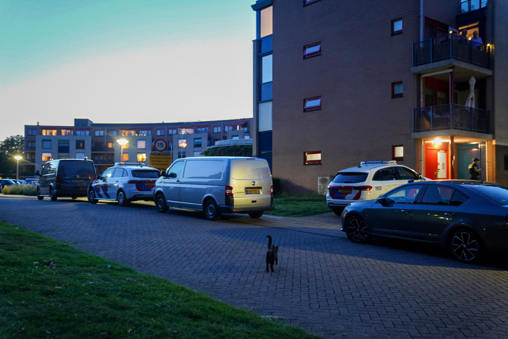 Politie doet onderzoek naar aantreffen overleden persoon in woning