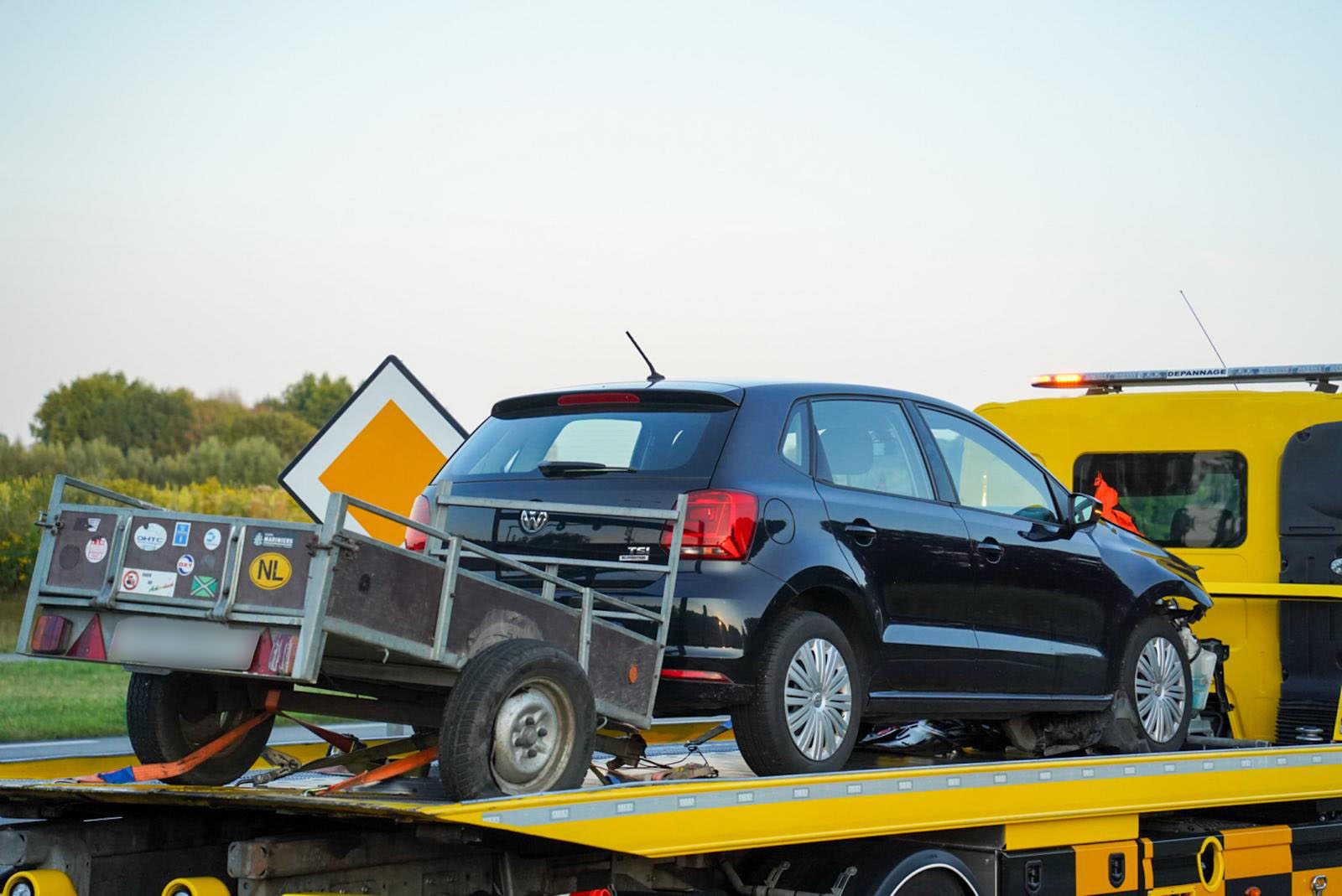 Automobilist rijdt door na botsing op kruising maar laat aanhanger achter