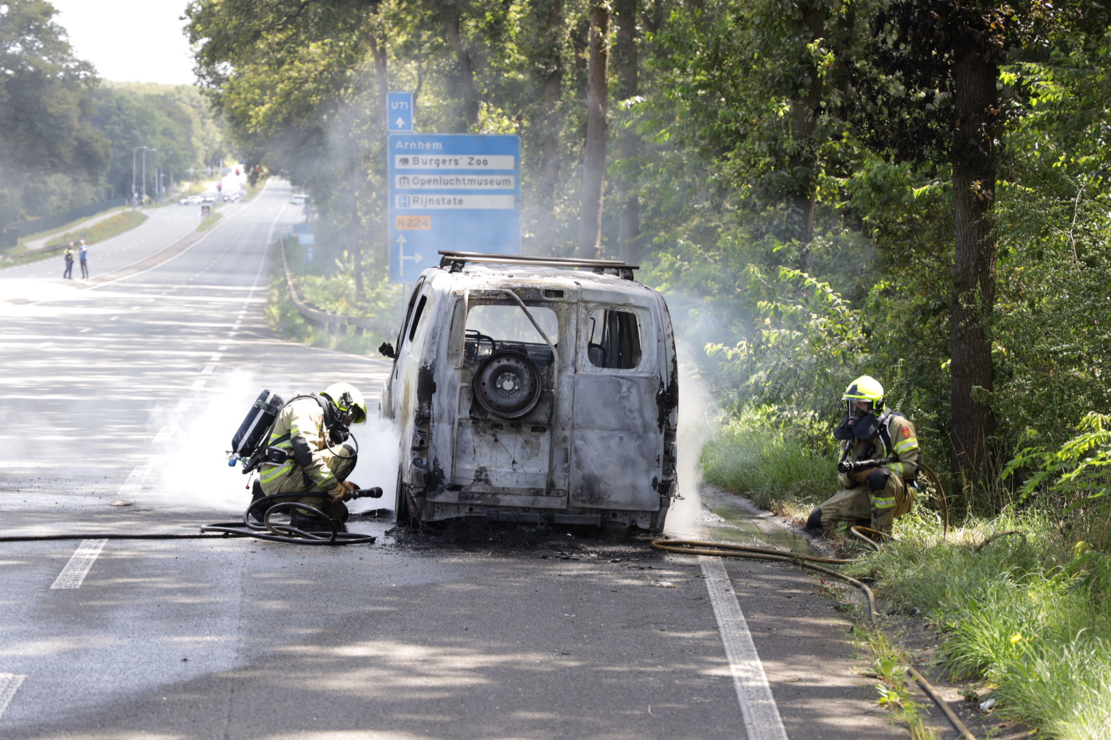 Elektrisch busje in brand zorgt voor veel problemen in Arnhem